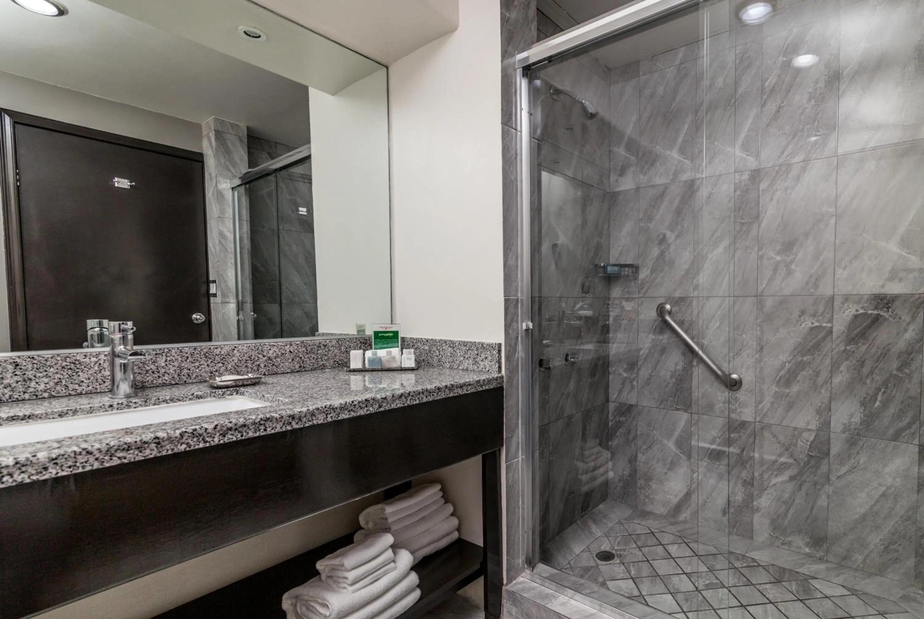 Shower in Pueblo Amigo Hotel Plaza y Casino