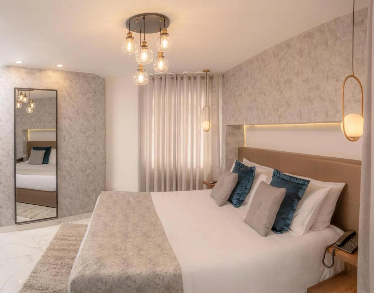 King Suite with Spa Bath in Hotel Corregidor by Cassana