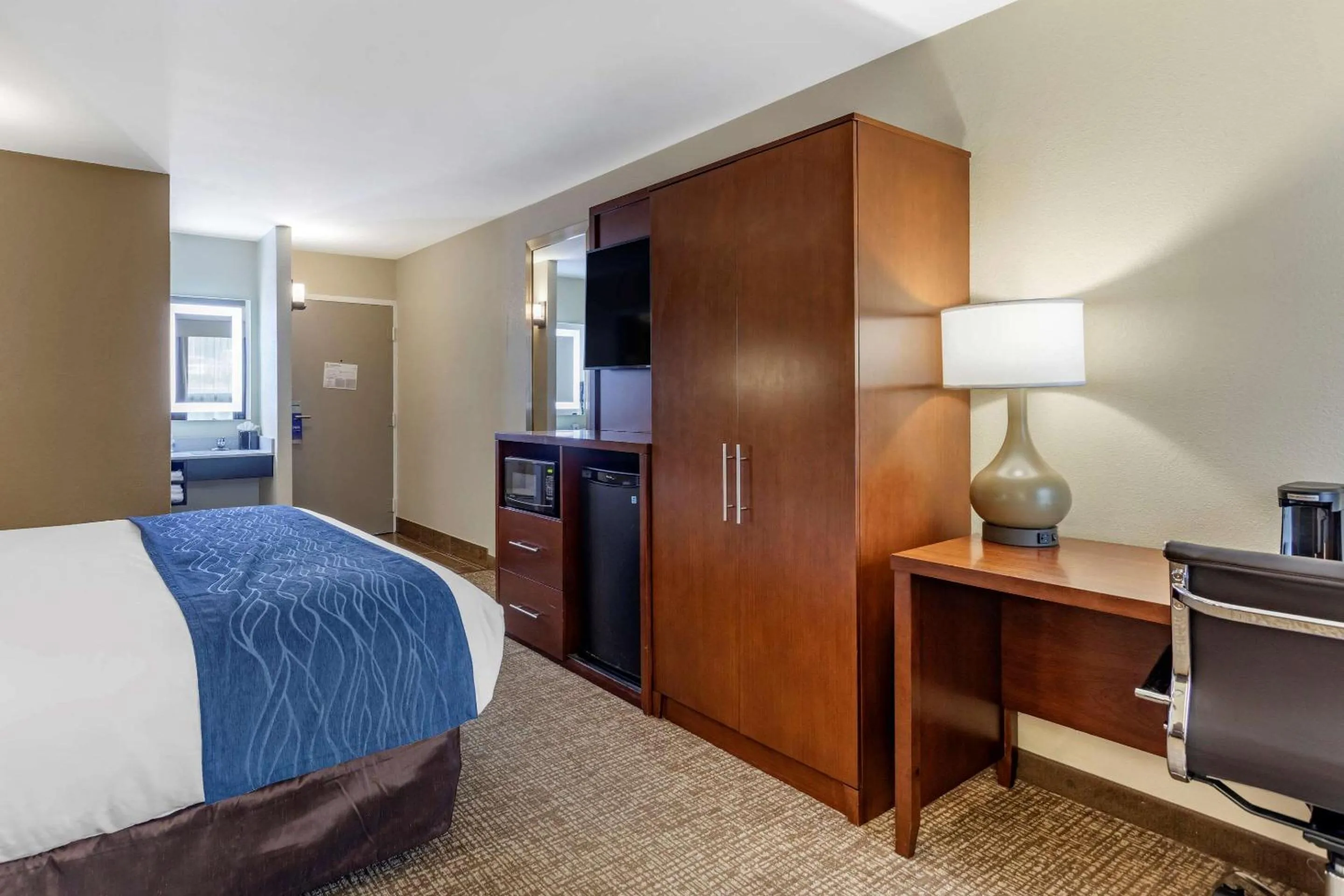 Photo of the whole room, Bed in Comfort Inn Nashville - Opryland Area