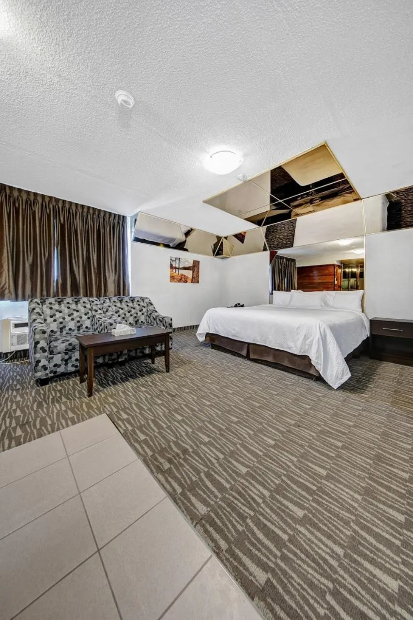 Bedroom, Bed in Deluxe Inn