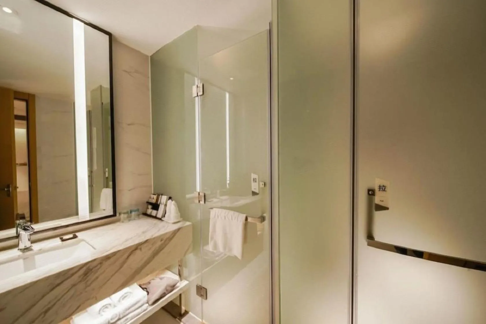 Shower in Borrman International Hotel Canton Tower Chigang Metro Station Flagship Branch