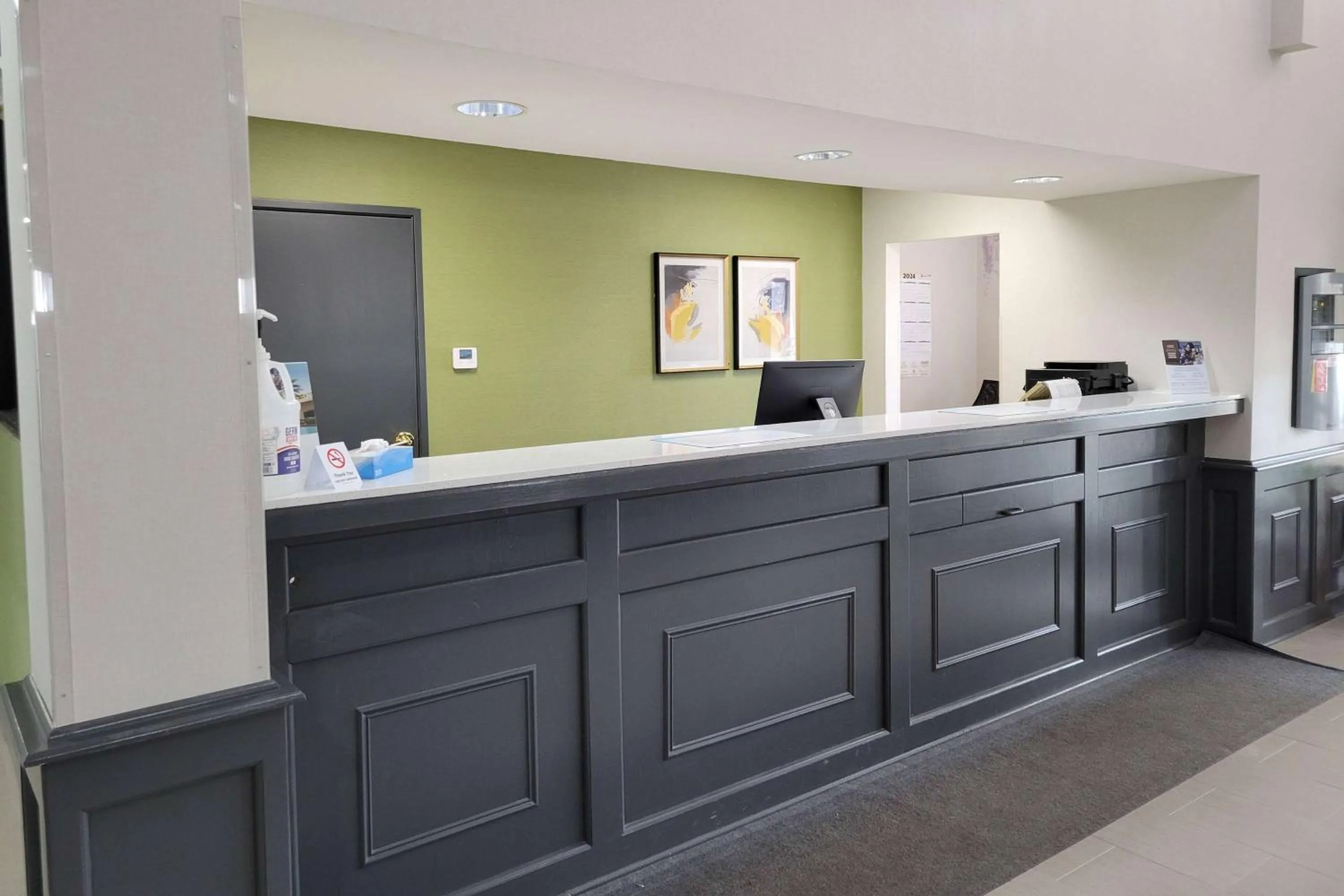 Lobby or reception in Super 8 by Wyndham Aurora/Naperville Area