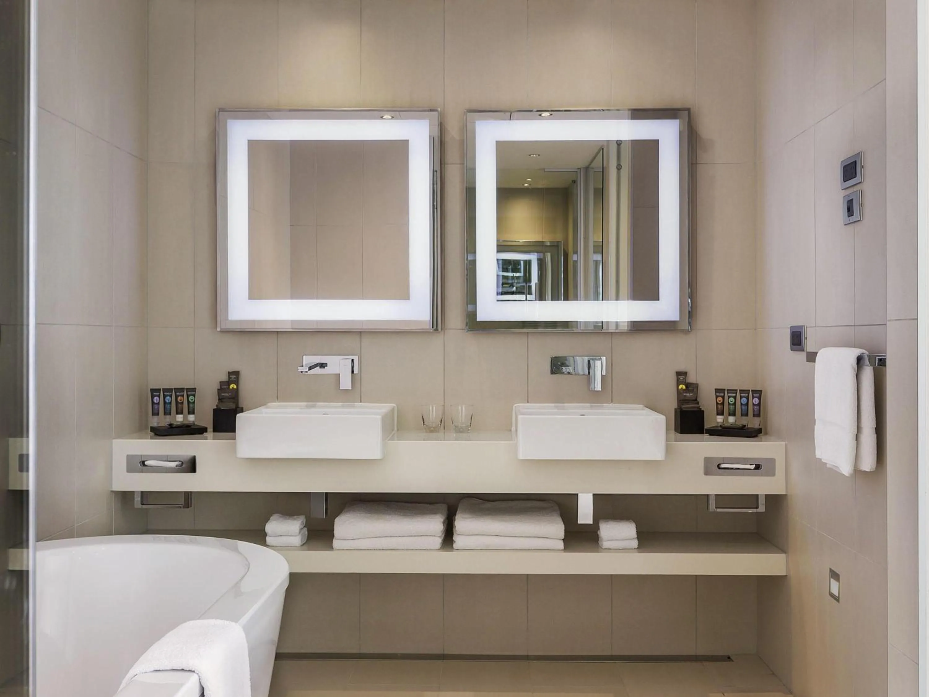 Bedroom in Novotel Auckland Airport