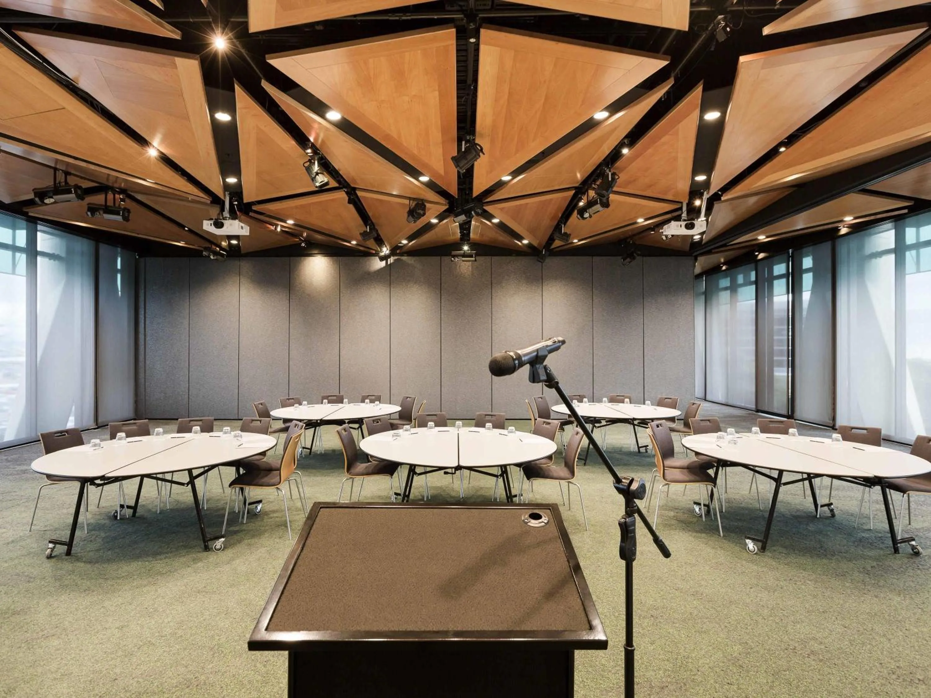 Meeting/conference room in Novotel Auckland Airport
