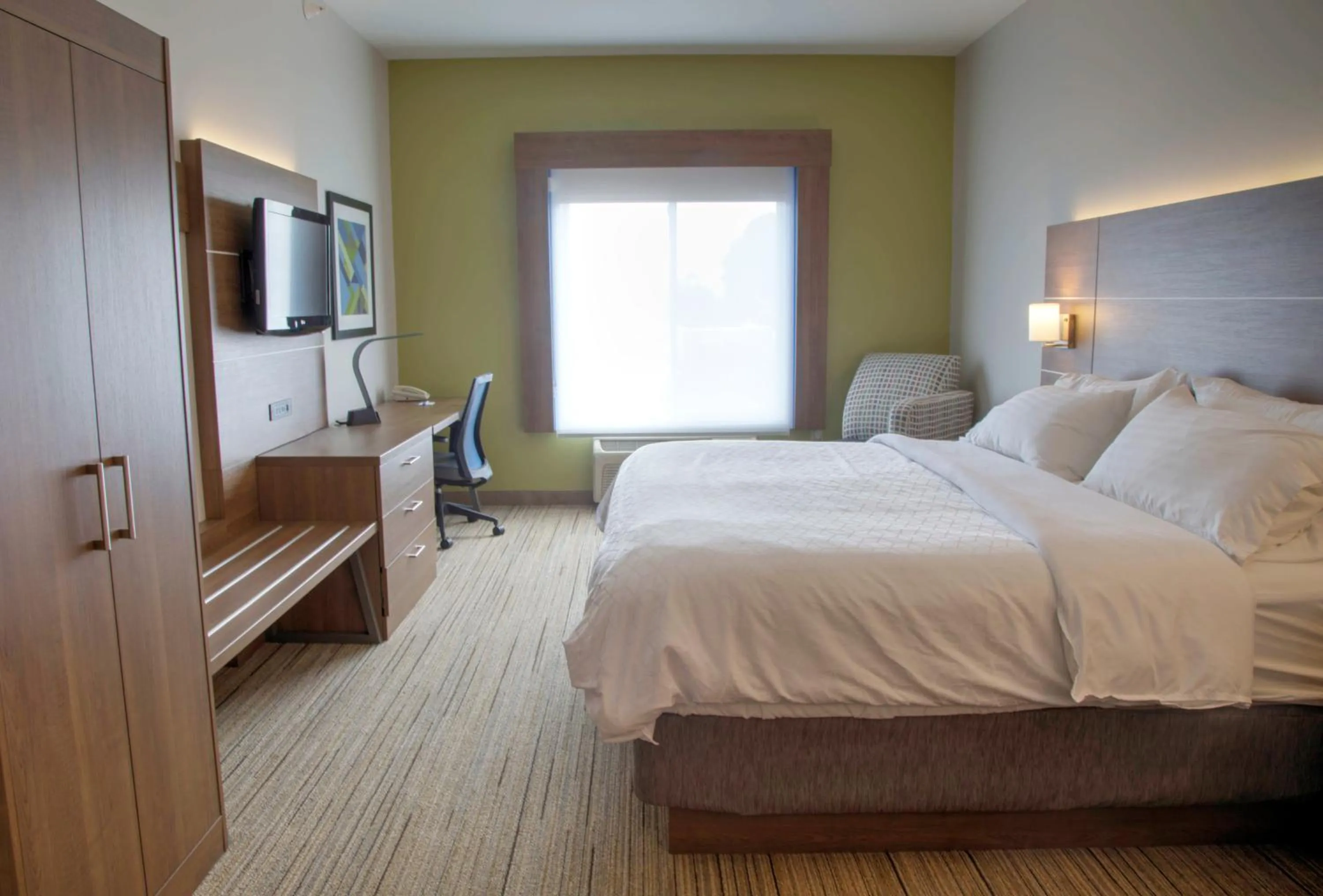 Bed in Holiday Inn Express Rochelle by IHG