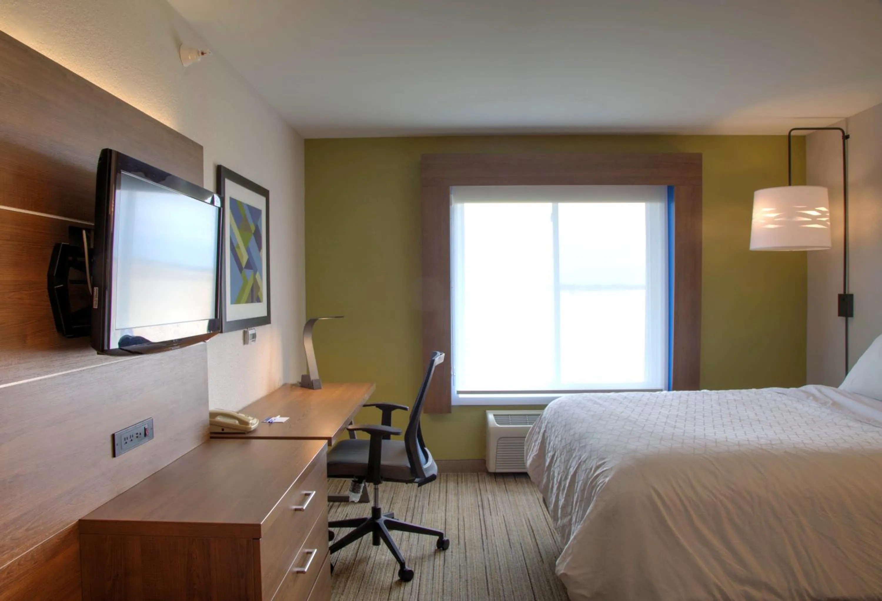 Bed in Holiday Inn Express Rochelle by IHG