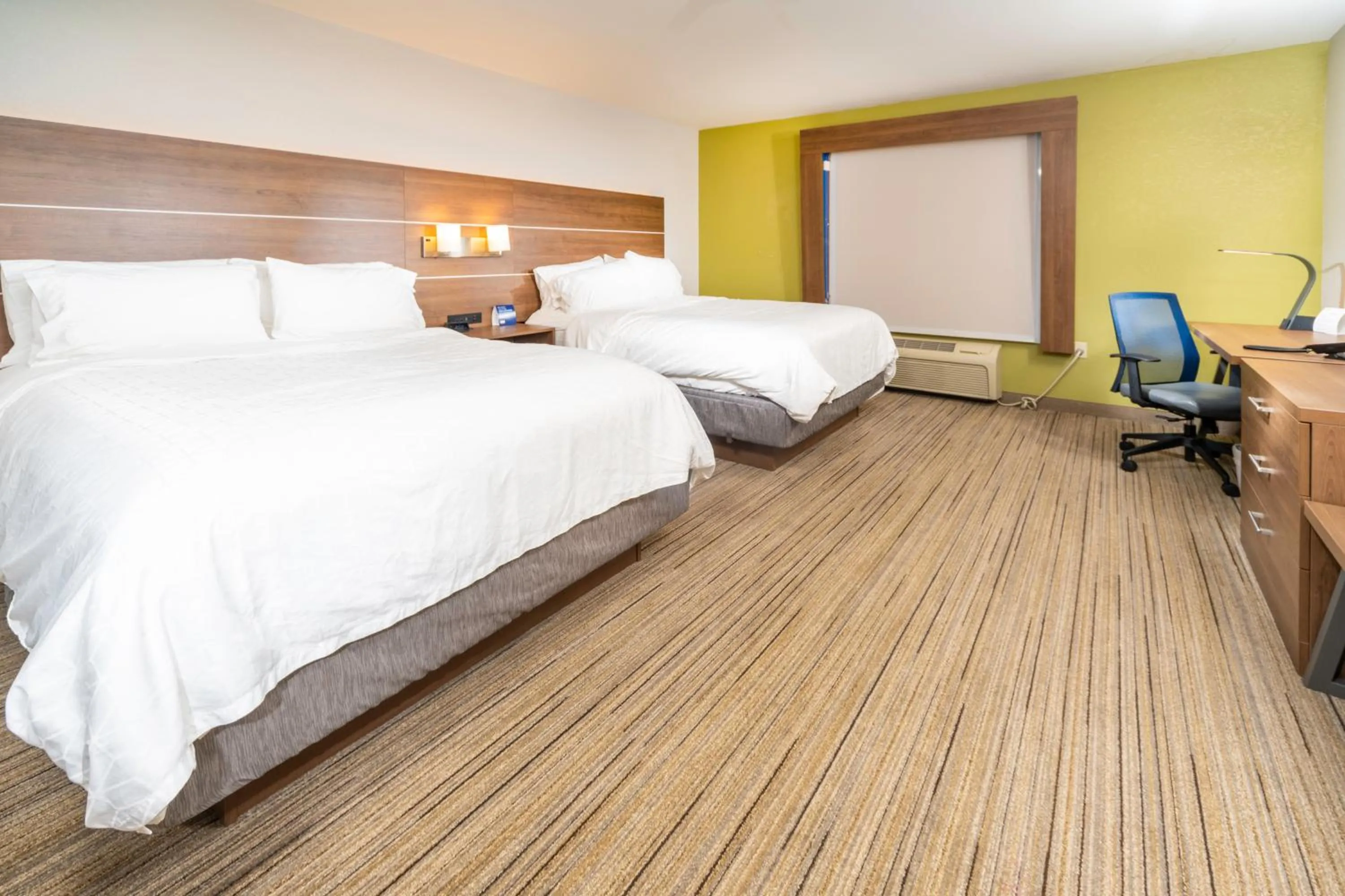 Bed in Holiday Inn Express Rochelle by IHG