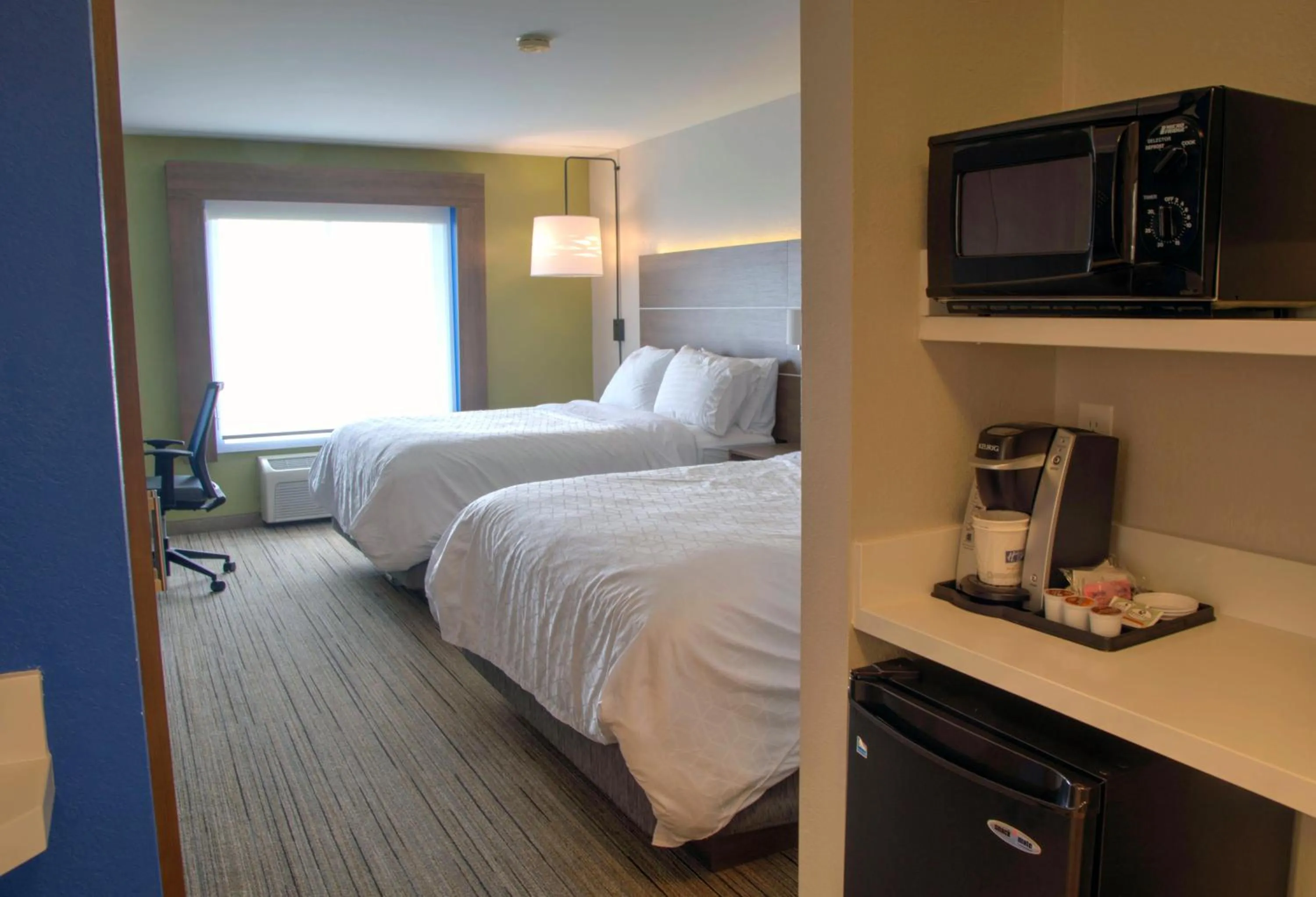 Bed in Holiday Inn Express Rochelle by IHG