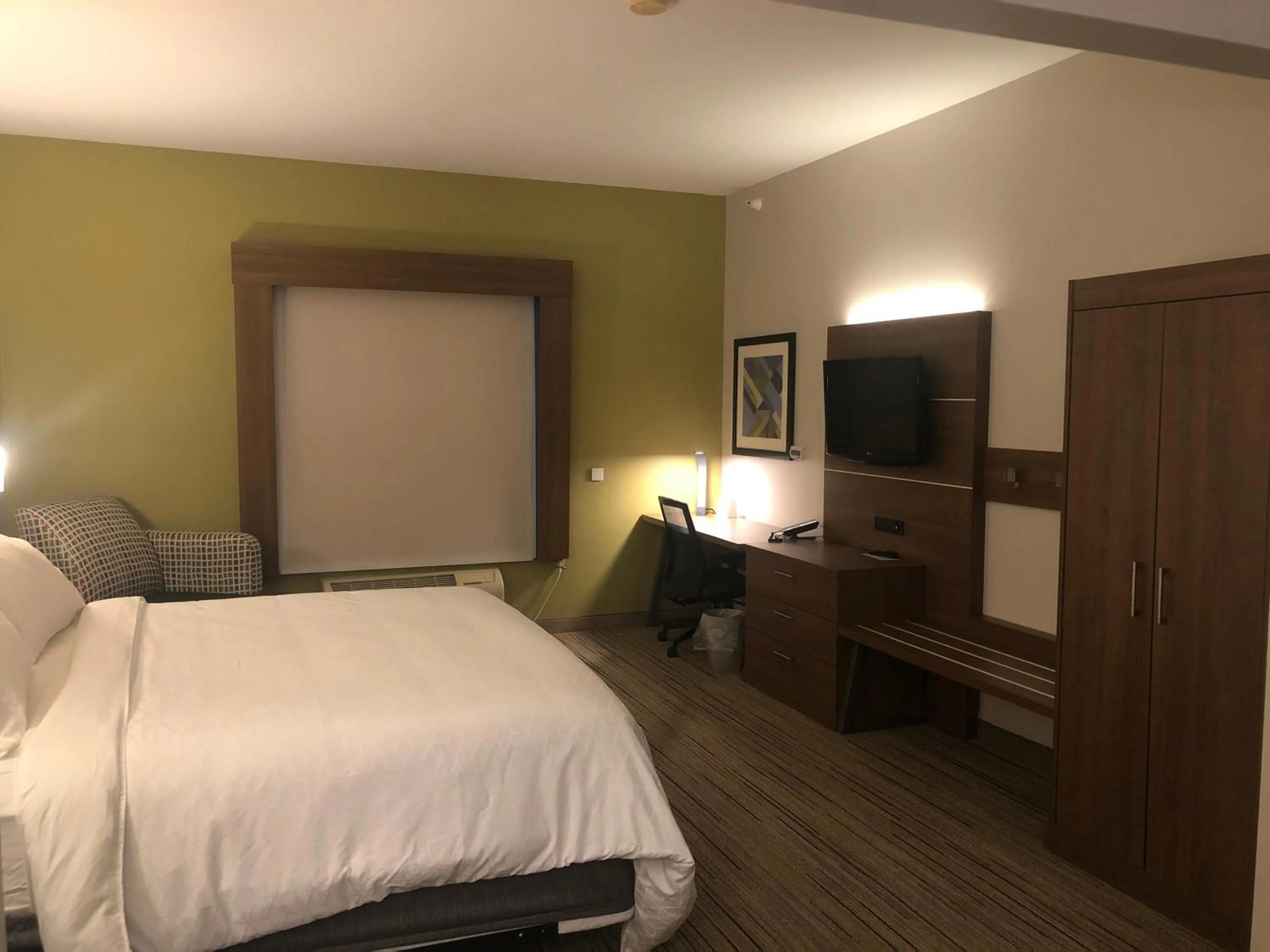 Bed in Holiday Inn Express Rochelle by IHG