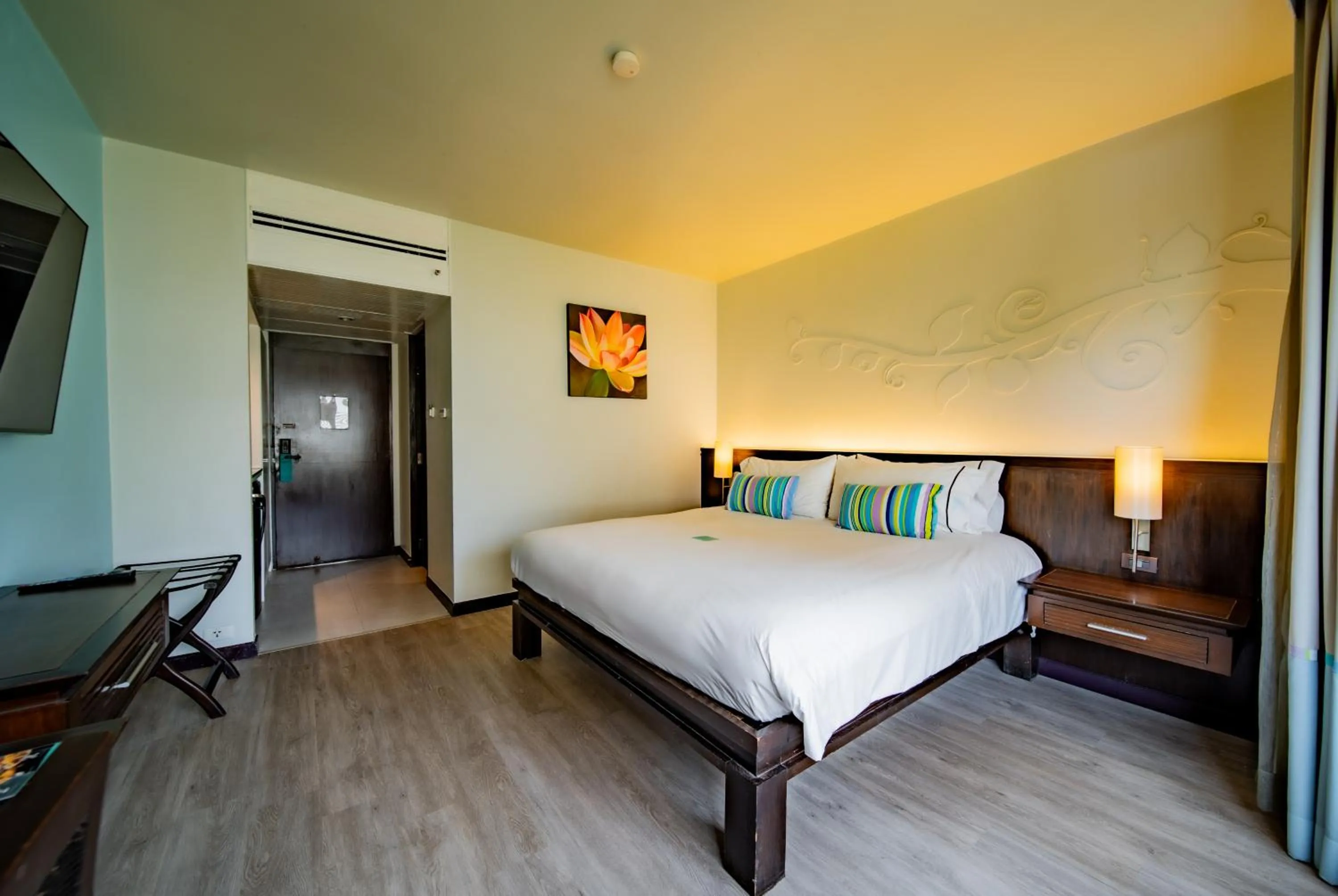 Bedroom, Bed in The Bayview Hotel Pattaya