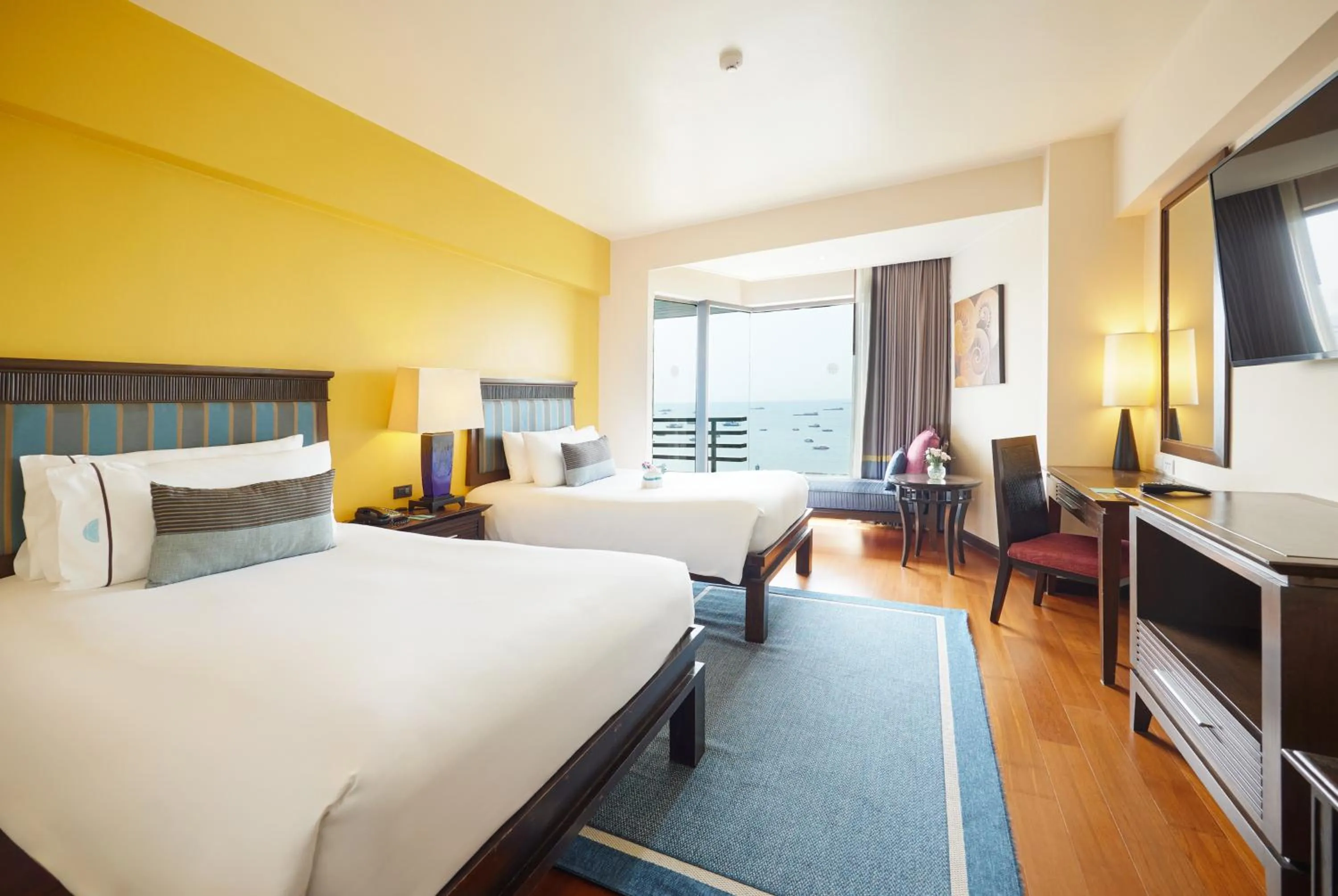 Sea view, Bed in The Bayview Hotel Pattaya