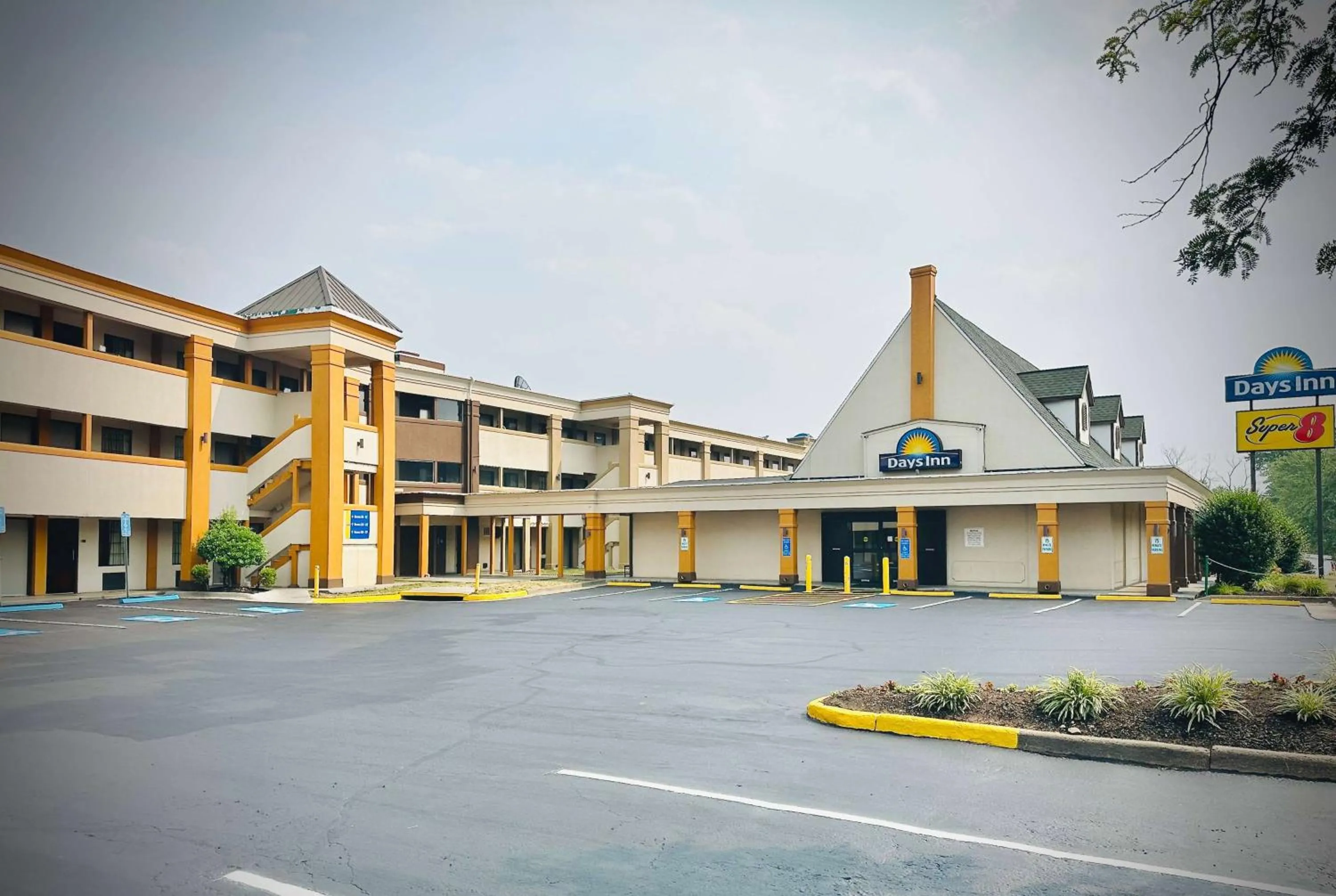Property building in Days Inn by Wyndham WestEnd Alexandria,VA Washington DC Area