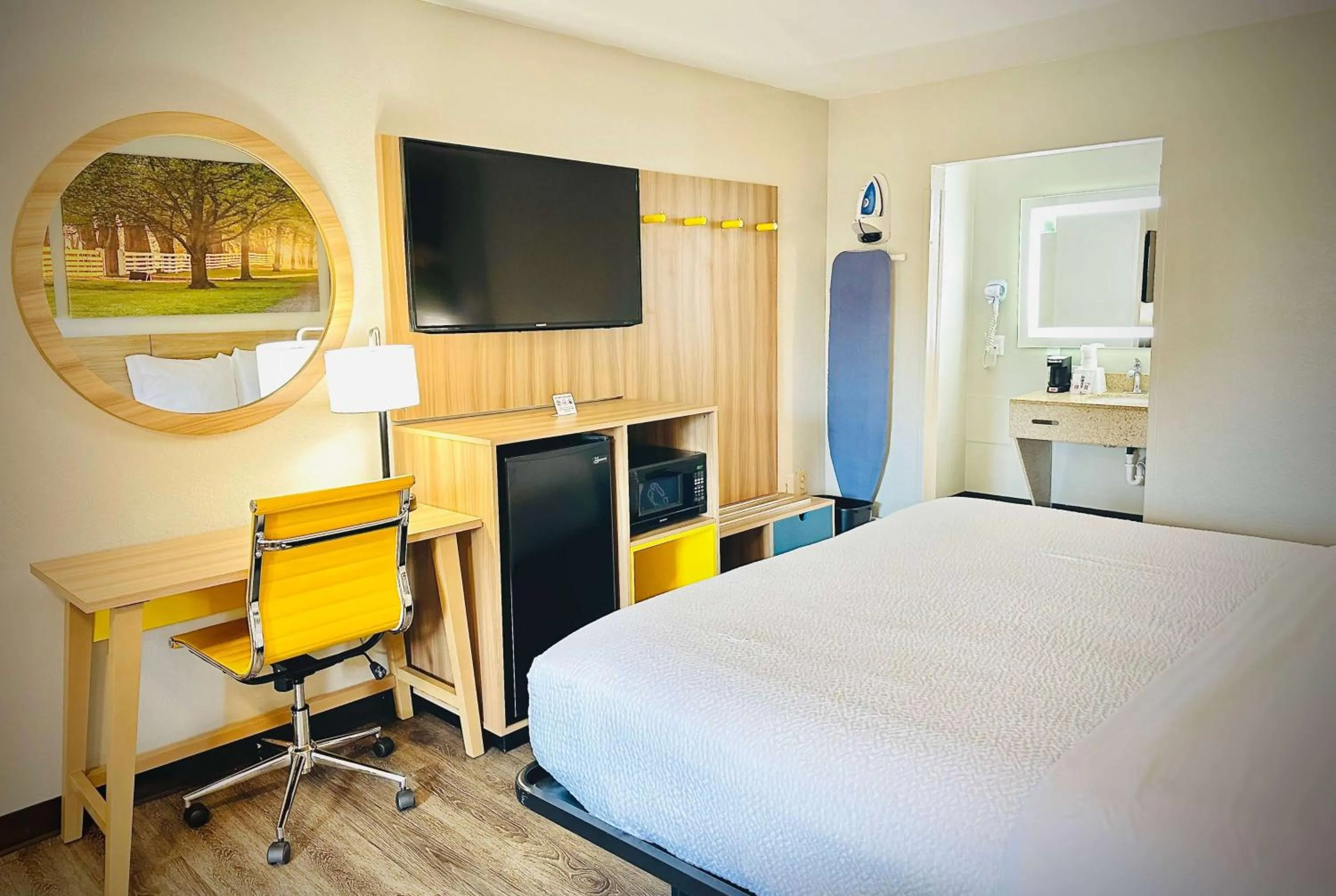 Photo of the whole room, Bed in Days Inn by Wyndham WestEnd Alexandria,VA Washington DC Area