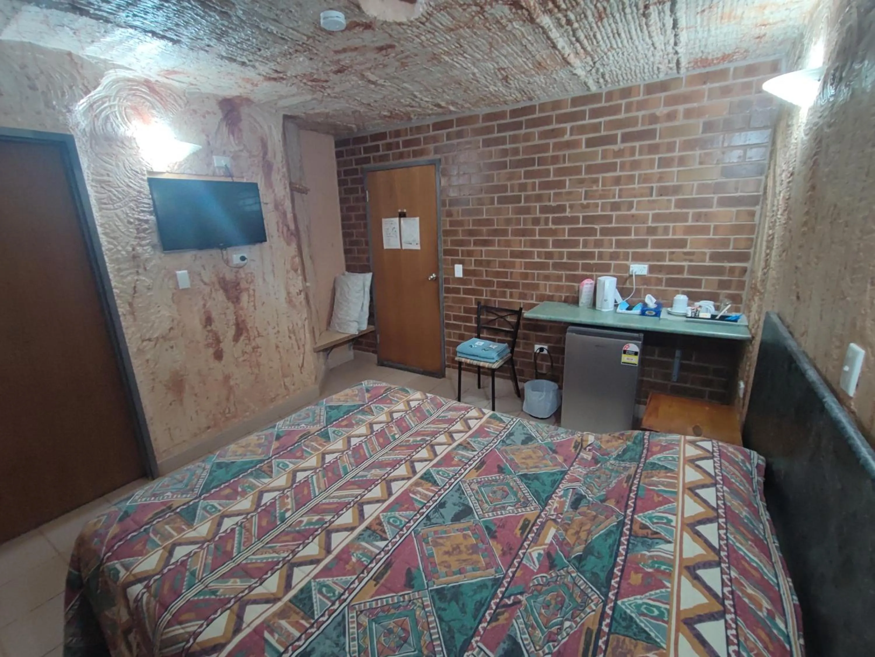 Bed in Radeka Downunder Underground Motel