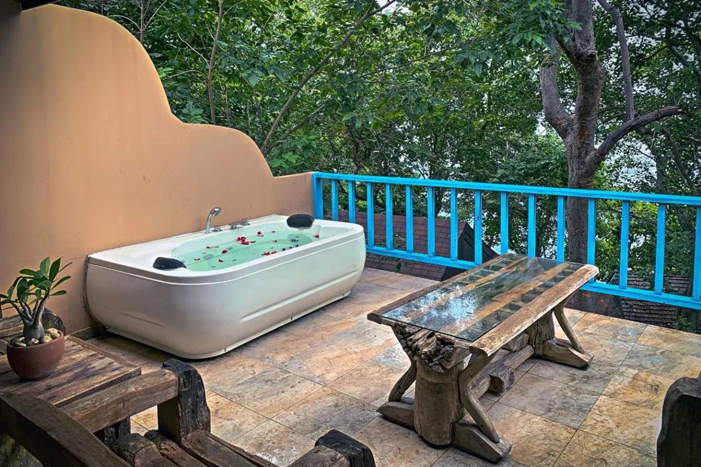 Hot Tub in Baan Hin Sai Resort & Spa