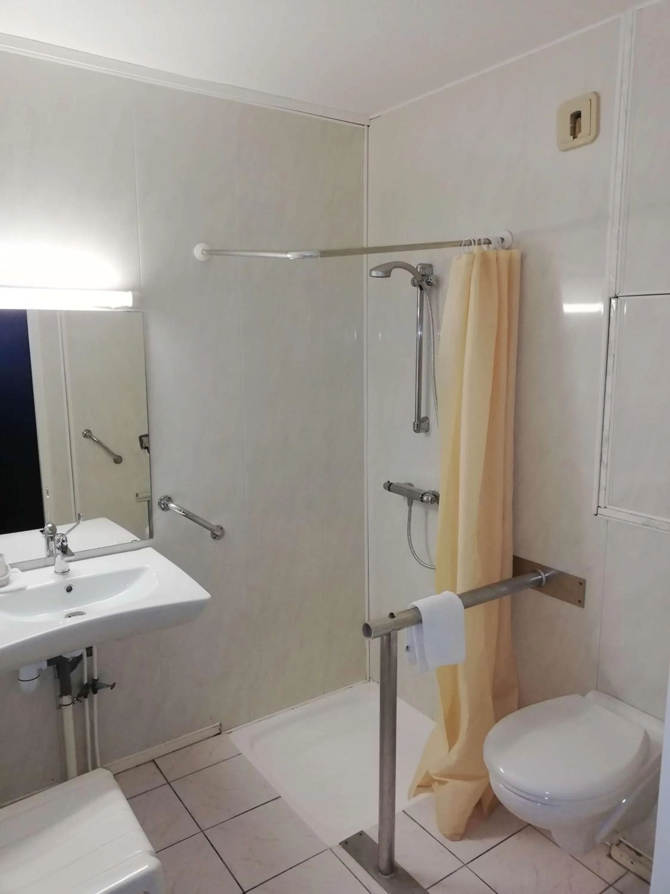 Bathroom in Brit Hotel Vallee du Lot