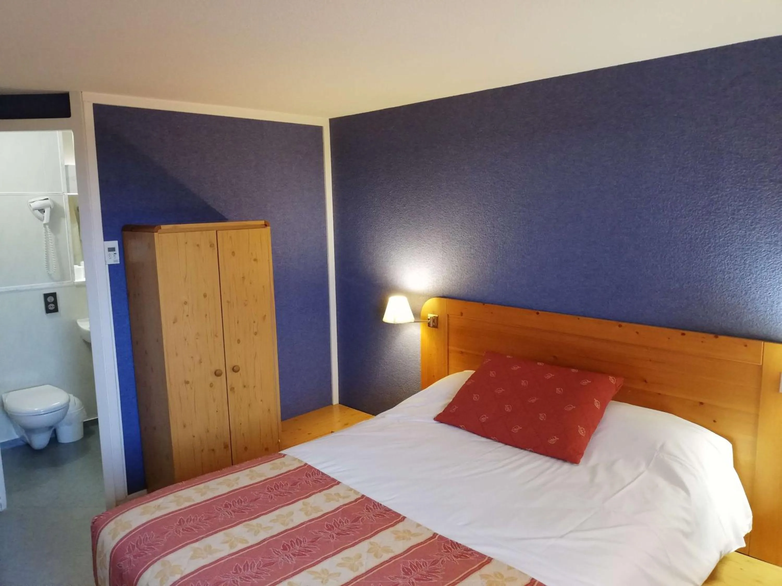 Bedroom, Bed in Brit Hotel Vallee du Lot