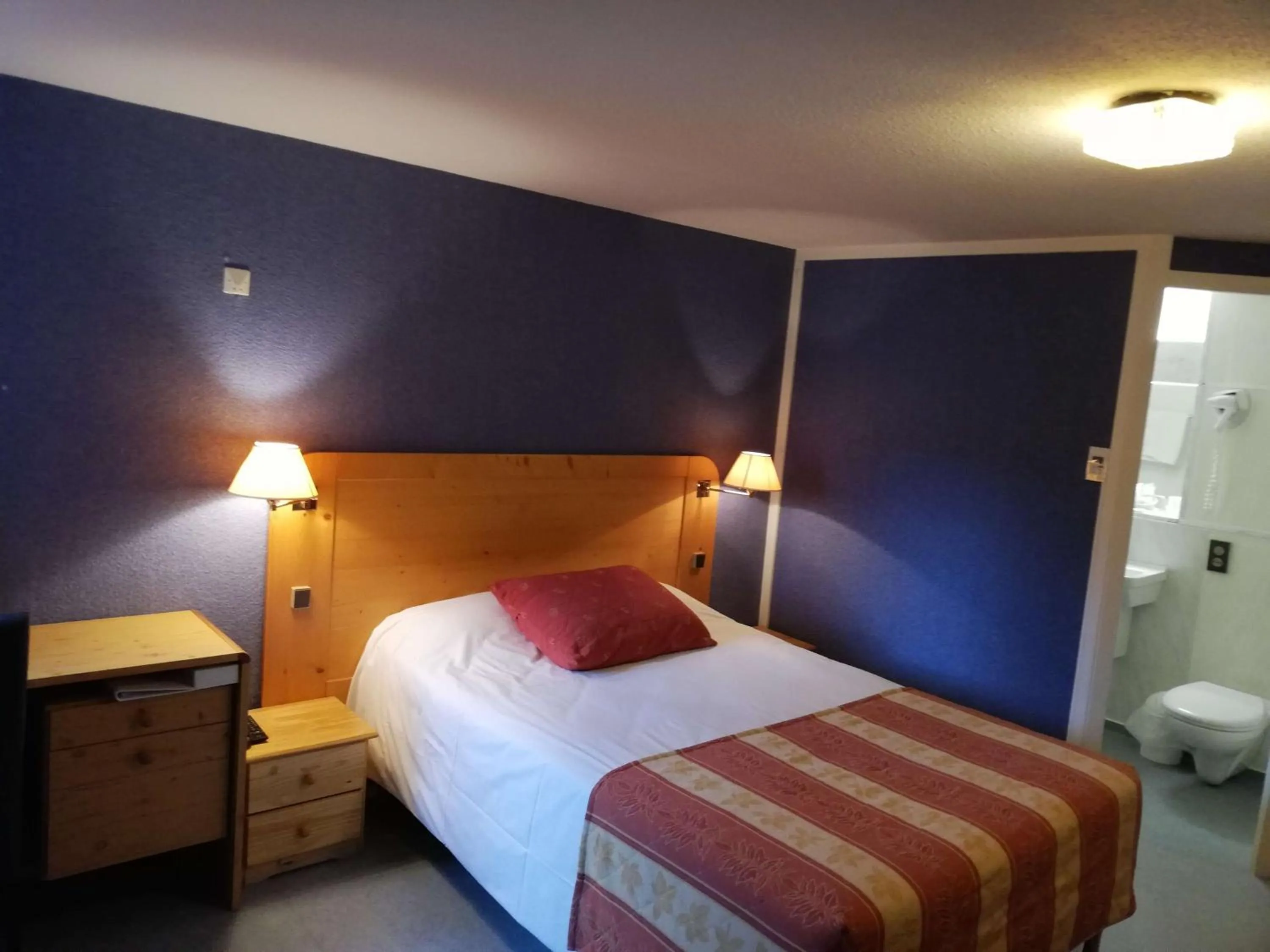 Bedroom, Bed in Brit Hotel Vallee du Lot