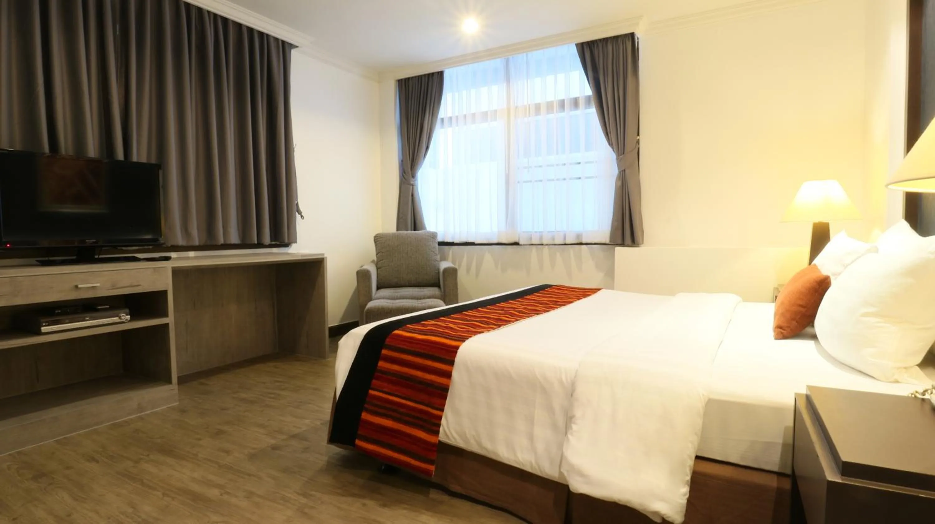 TV and multimedia, Bed in The Key Bangkok Hotel