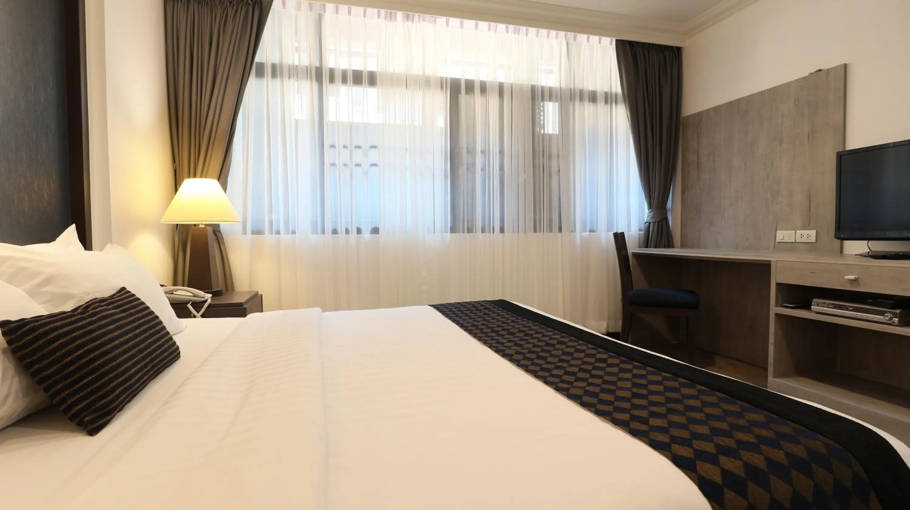 Bedroom, Bed in The Key Bangkok Hotel