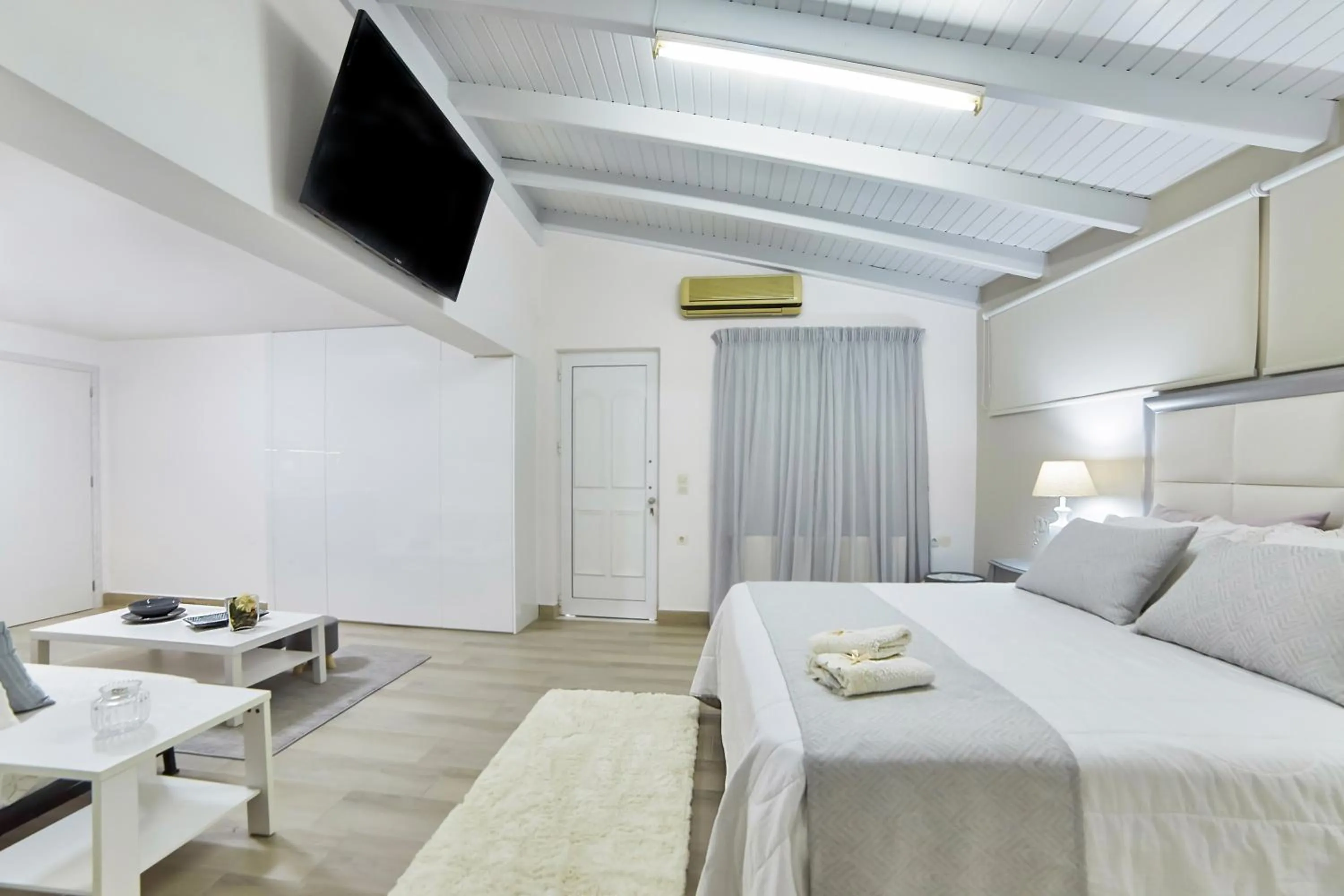 Living room, Bed in Villa Mare Monte ApartHotel