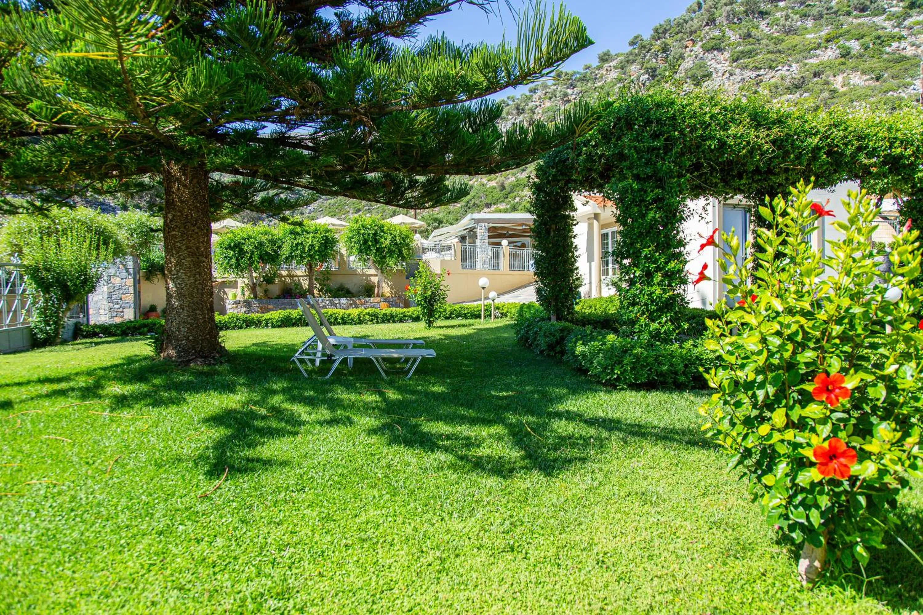 Garden in Villa Mare Monte ApartHotel