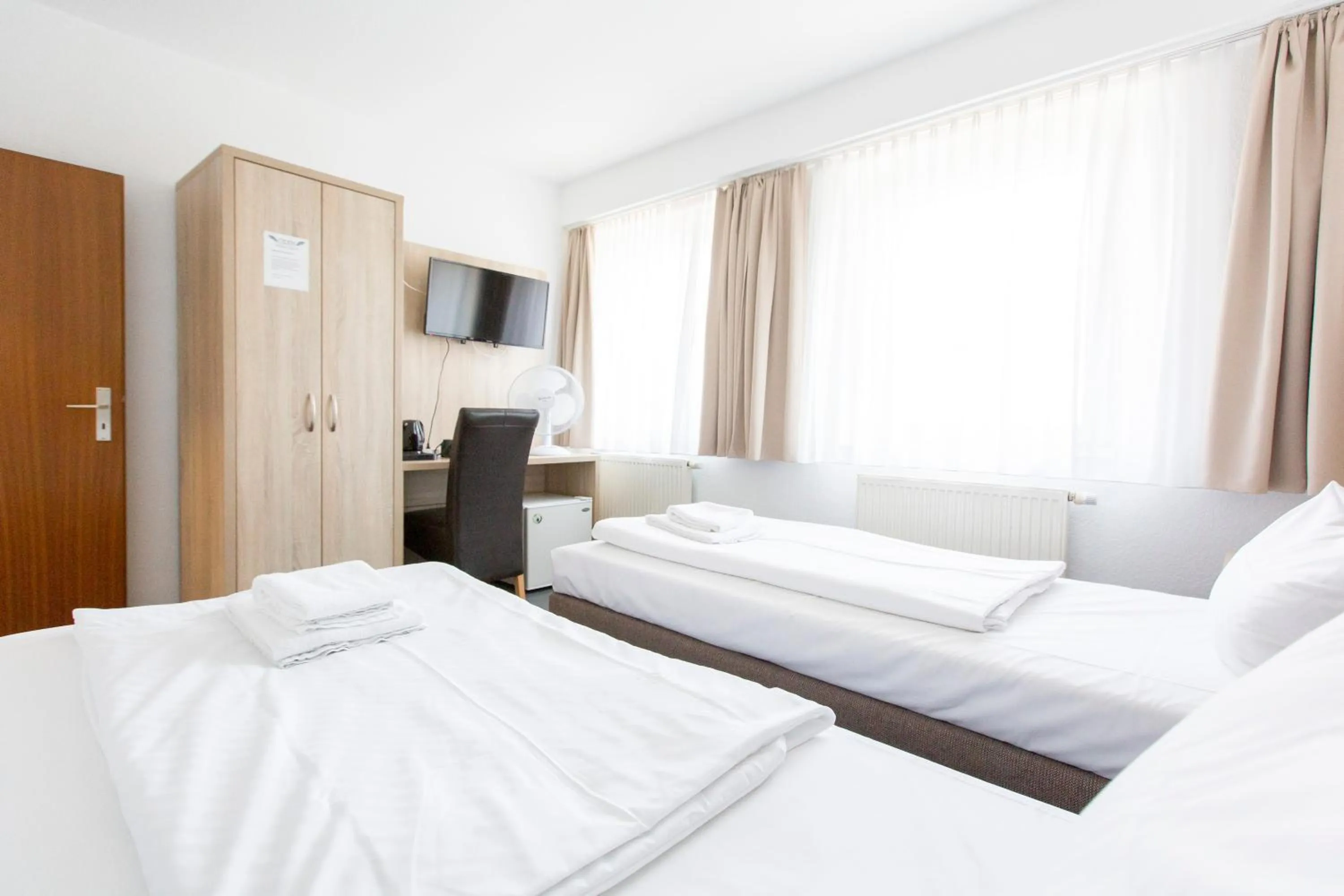 Photo of the whole room, Bed in Hotel-Pension ODIN