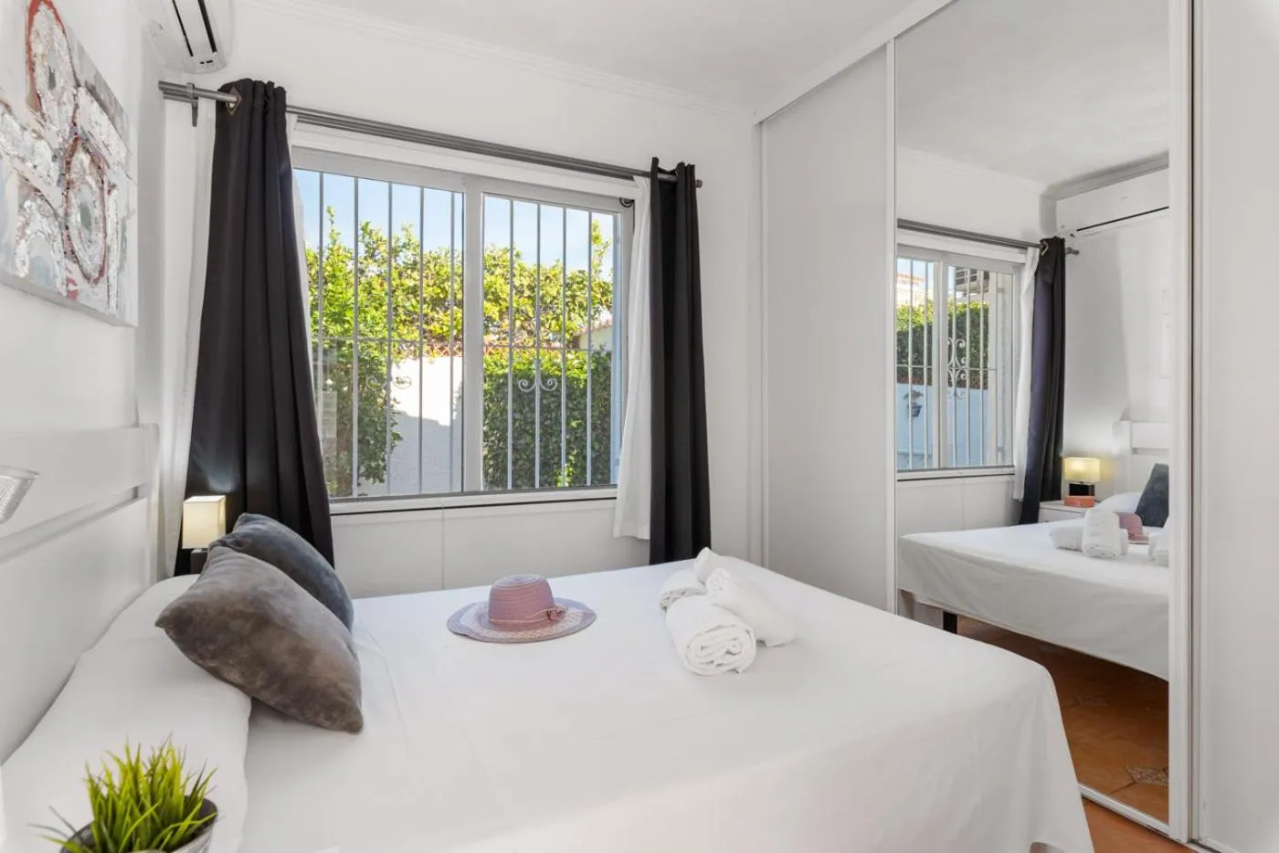 Bathroom, Bed in Villa Anais - PlusHolidays