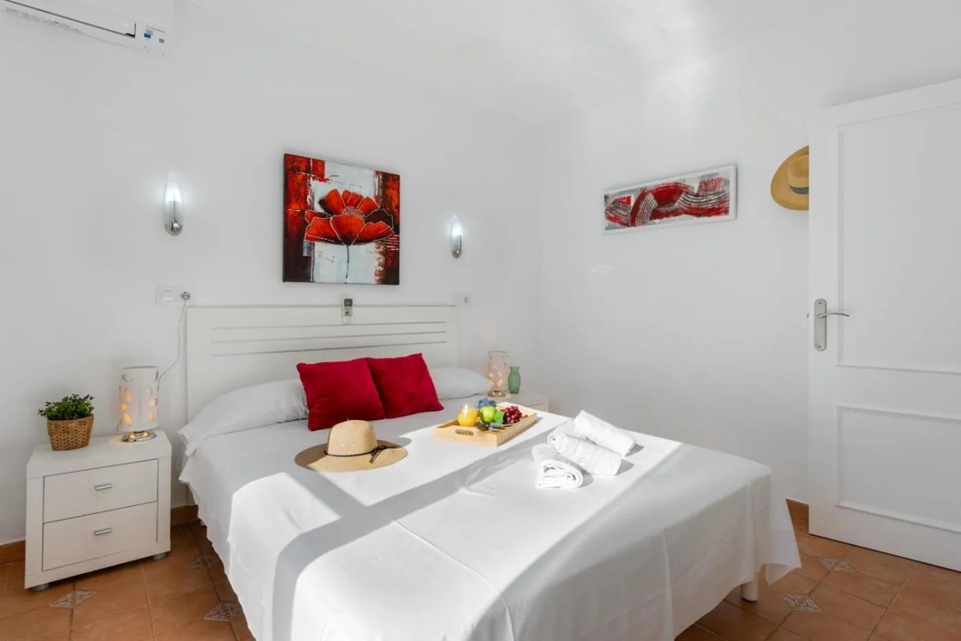 Bathroom, Bed in Villa Anais - PlusHolidays