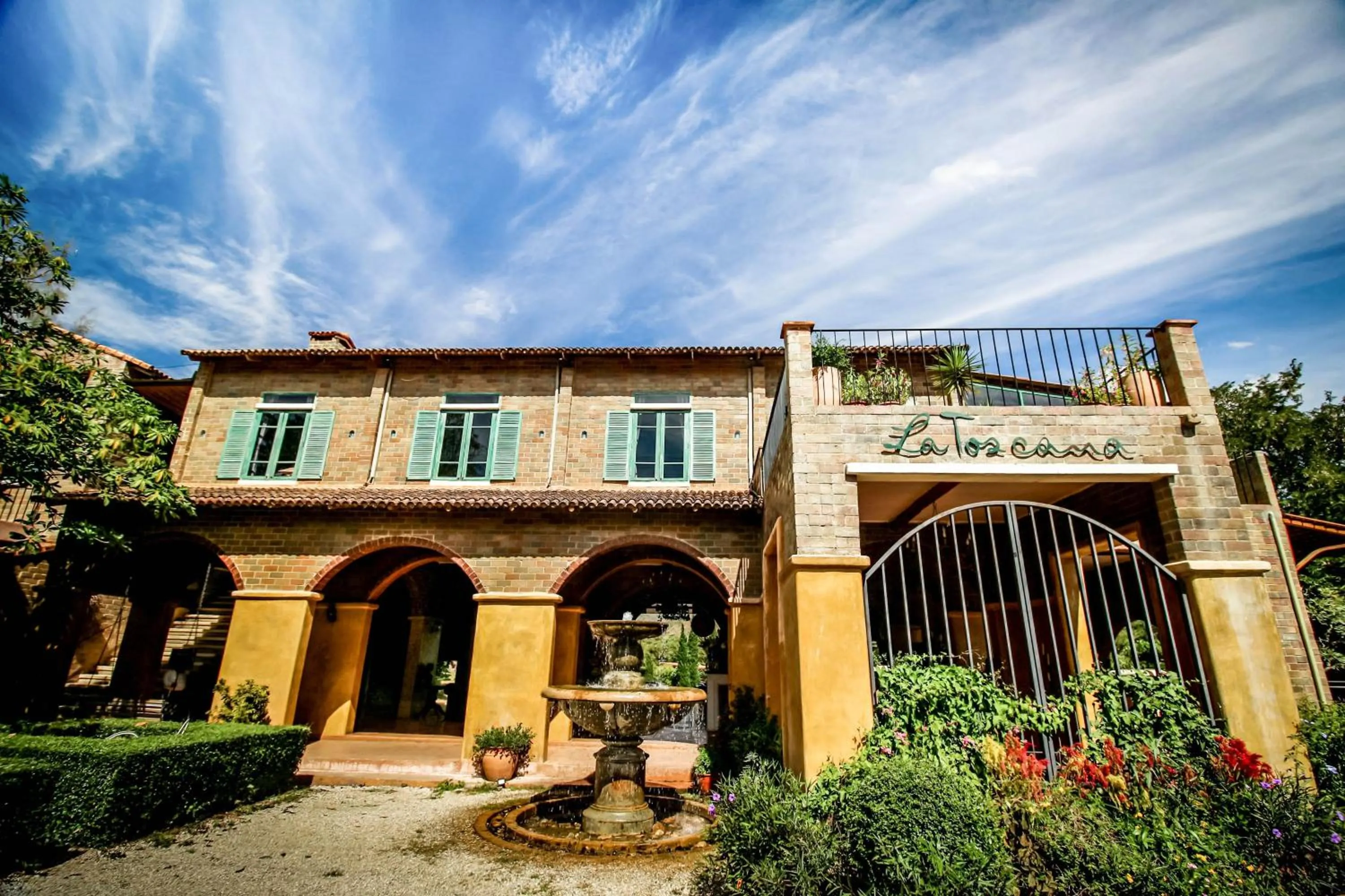 Facade/entrance in La Toscana