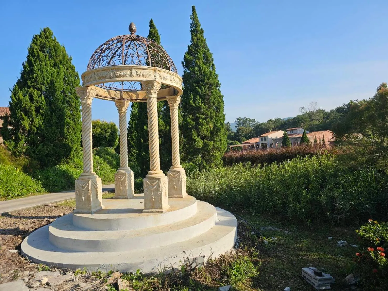 Garden view in La Toscana