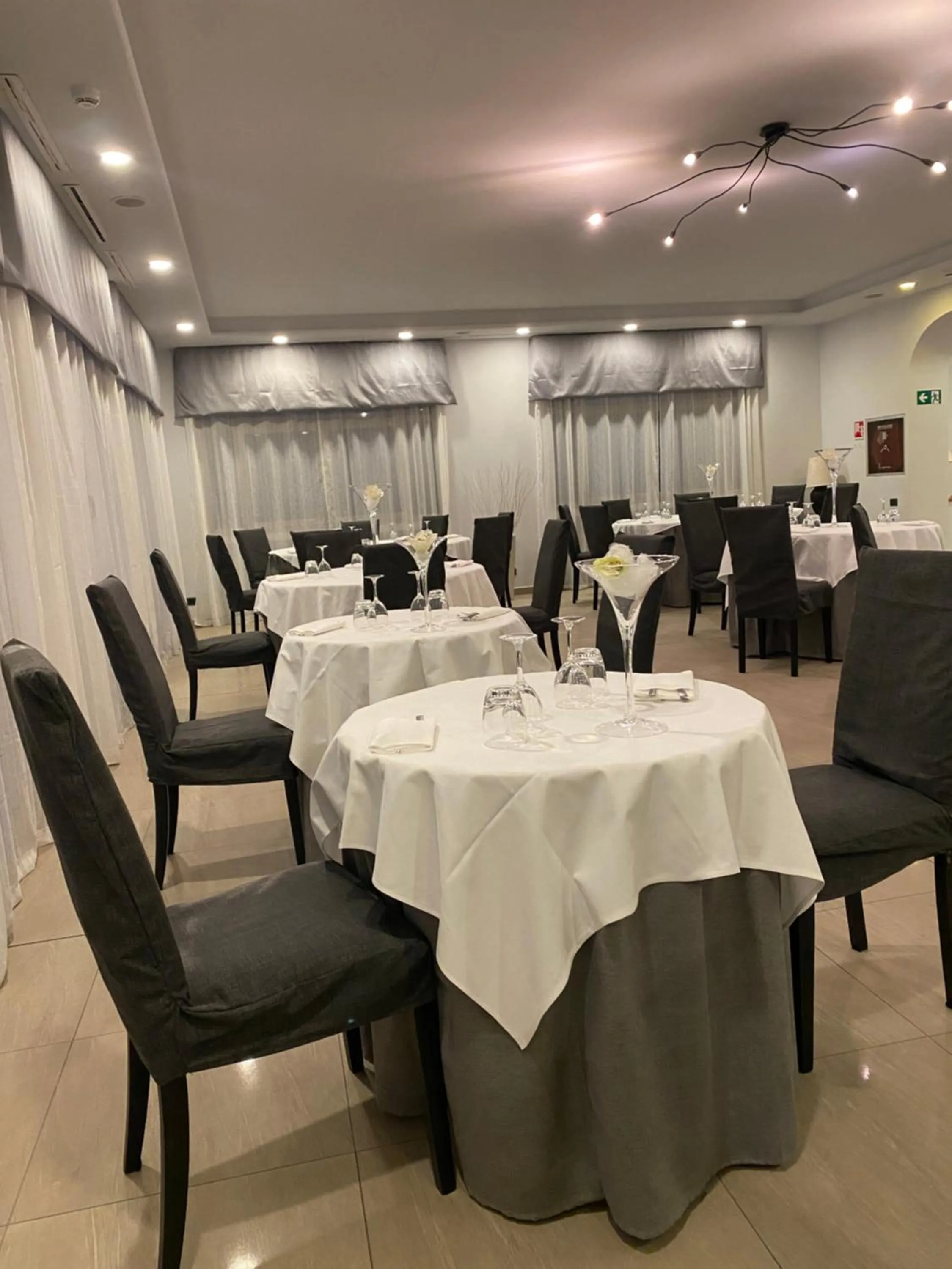 Restaurant/places to eat in Green Hotel