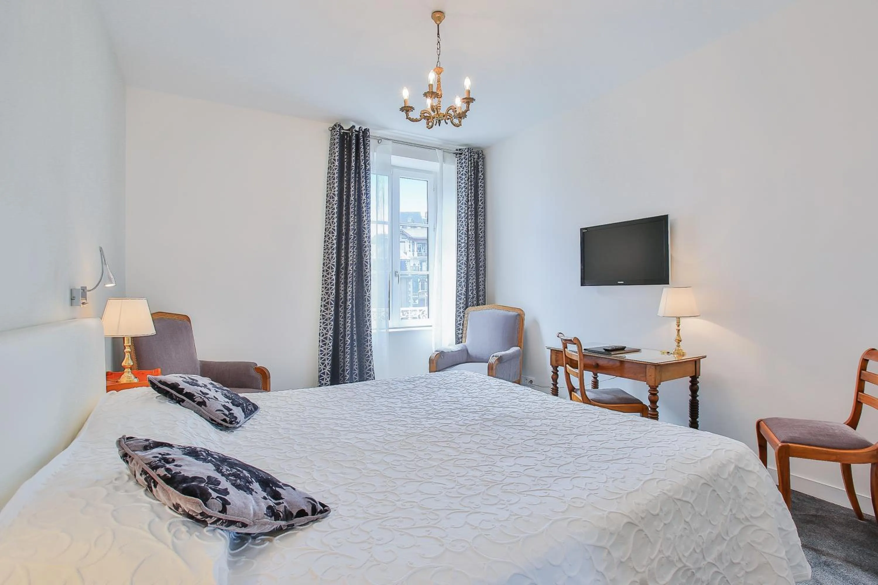 Bedroom, Bed in Logis Hotel Royal Saint-Mart