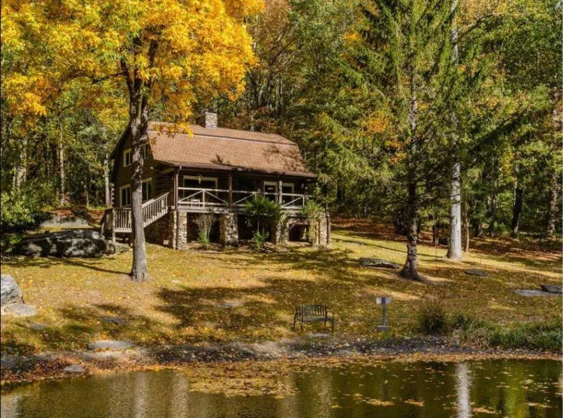 Facade/entrance in Eagle's Rest Lodge