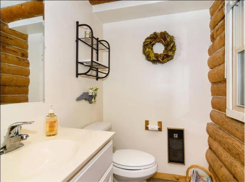 Toilet in Eagle's Rest Lodge