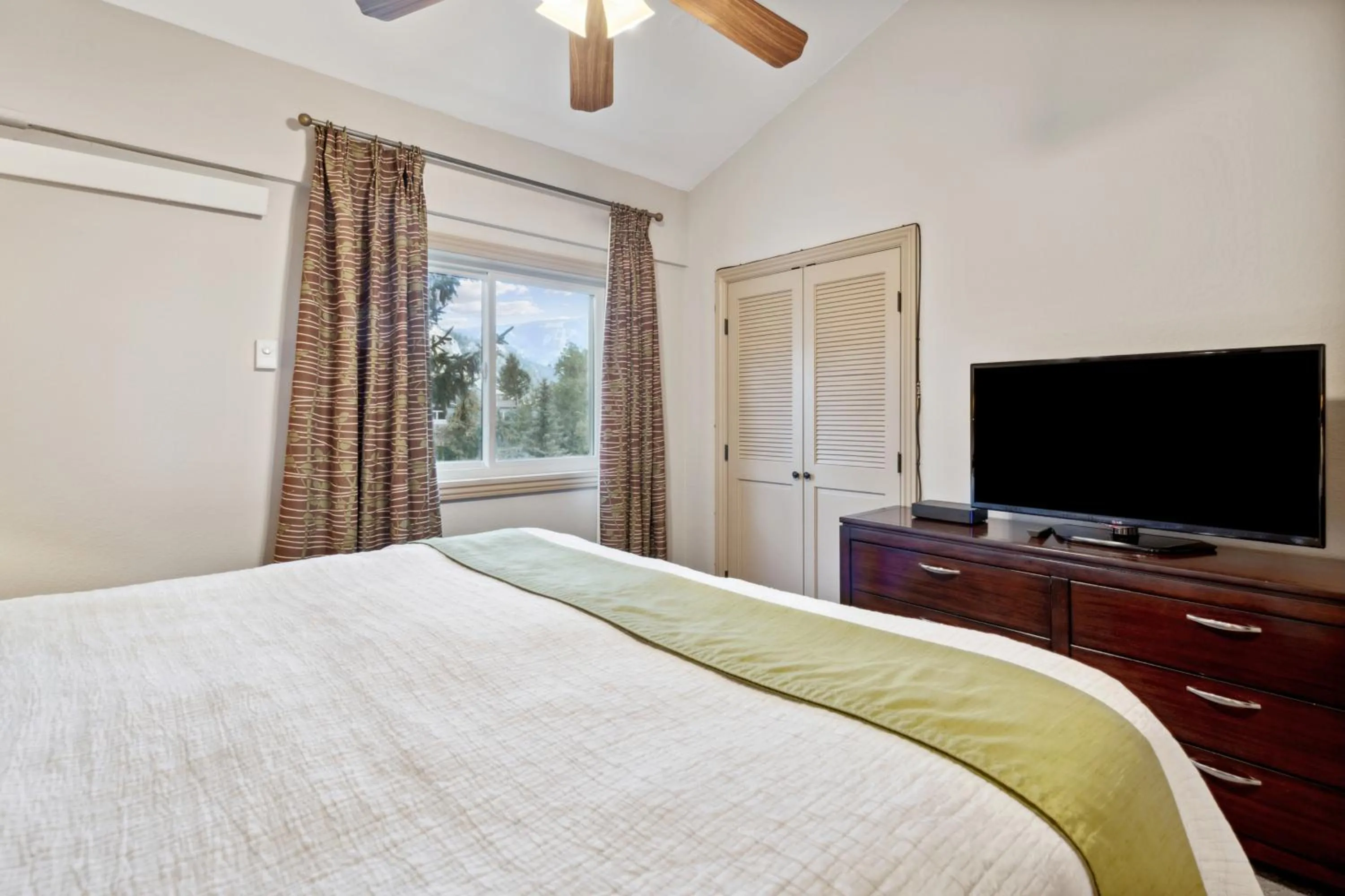 Bedroom, Bed in Falcon Point