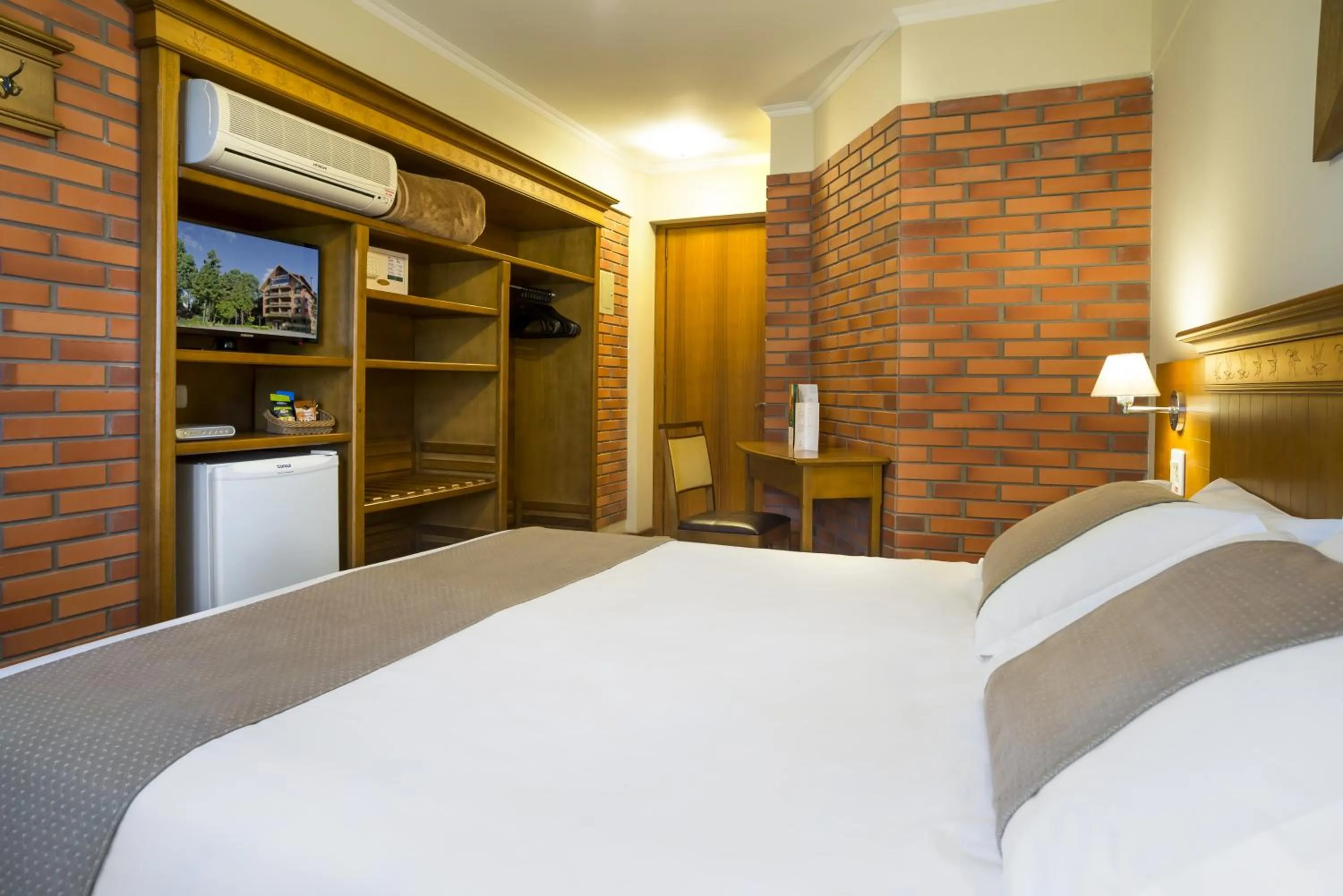 Photo of the whole room, Bed in Hotel Laghetto Gramado