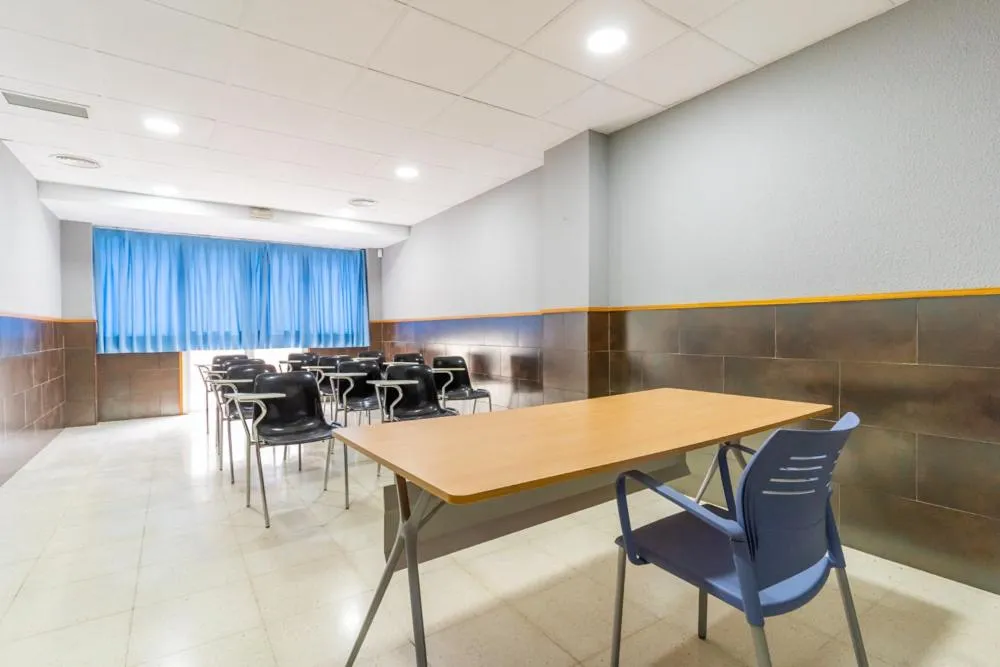 Seating area in Albergue Inturjoven Sevilla