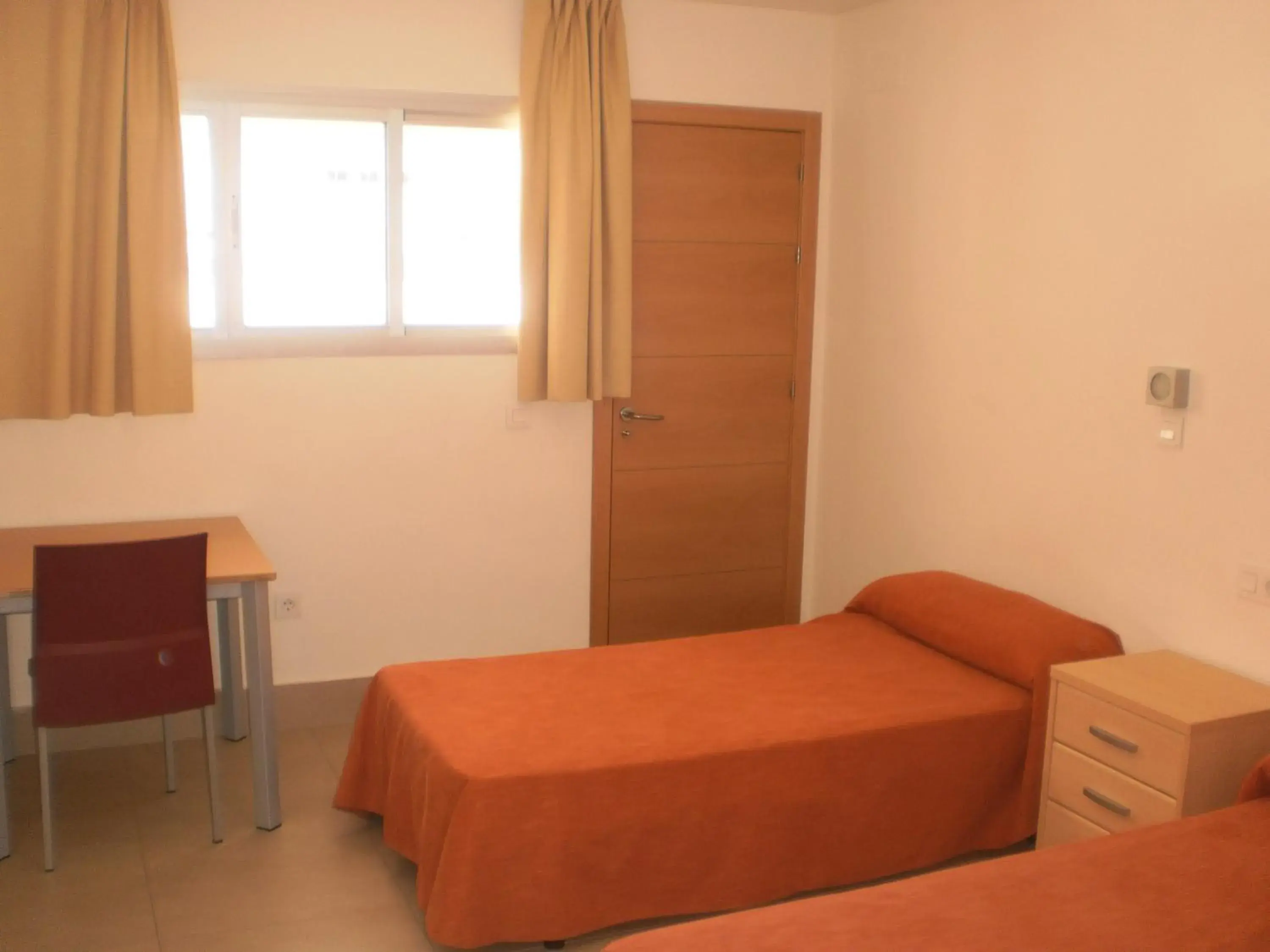 Twin Room with Private Bathroom - single occupancy in Albergue Inturjoven Sevilla Twin Room with Private Bathroom - single occupancy in Albergue Inturjoven Sevilla