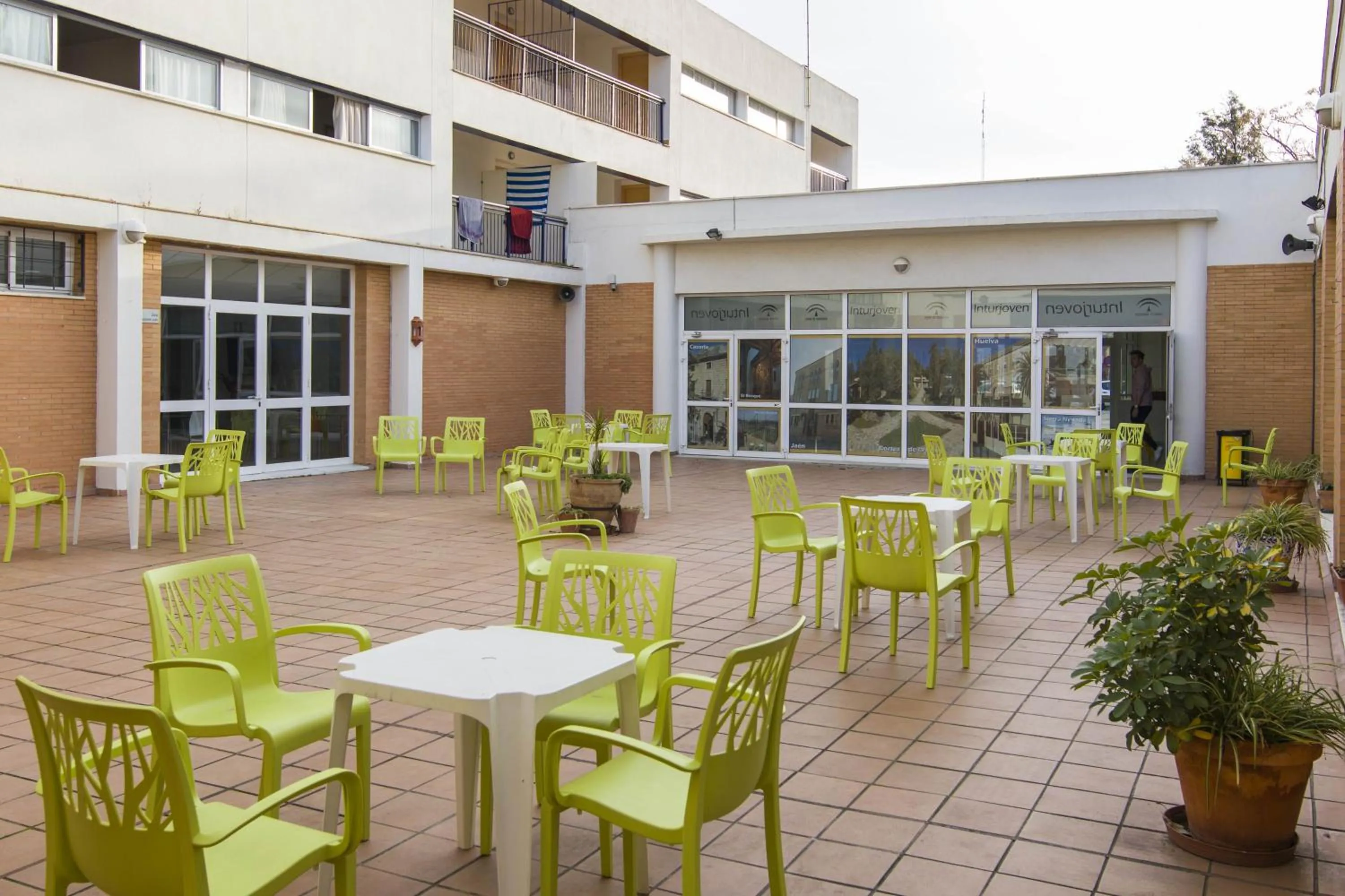 Patio in Albergue Inturjoven Sevilla