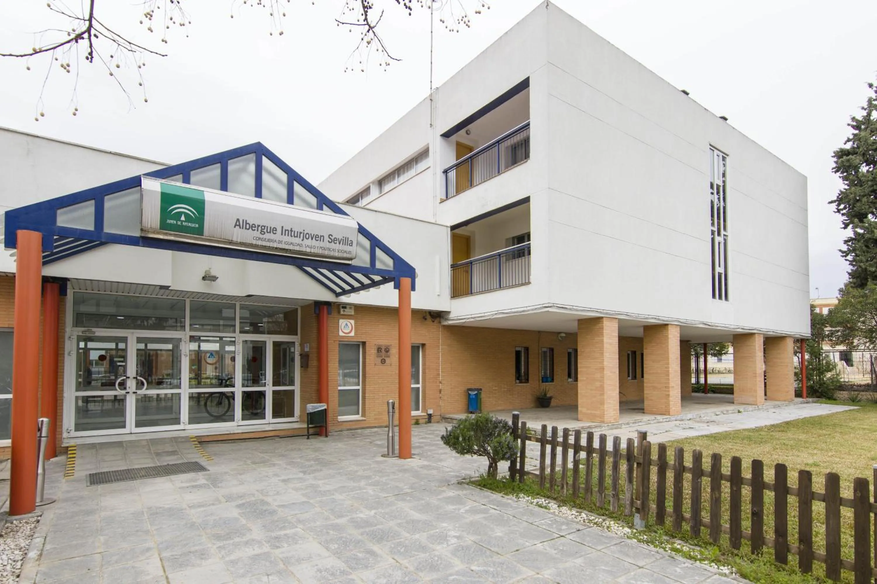 Facade/entrance in Albergue Inturjoven Sevilla