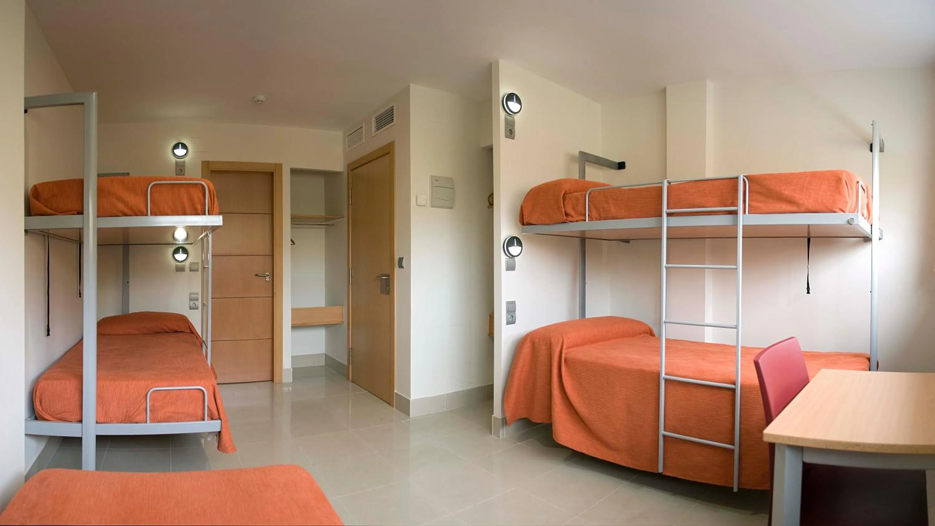 Photo of the whole room, Bed in Albergue Inturjoven Sevilla