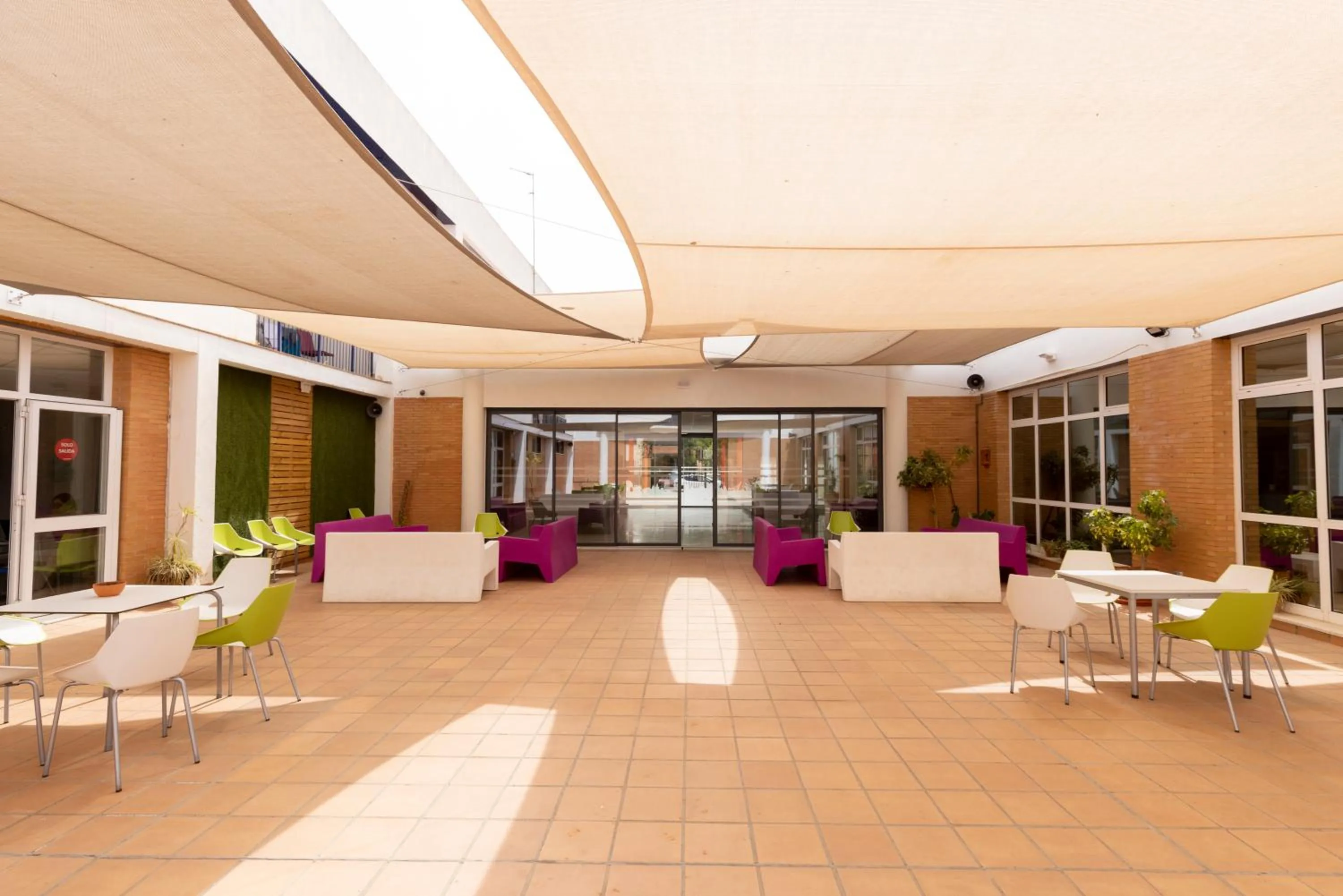 Seating area in Albergue Inturjoven Sevilla