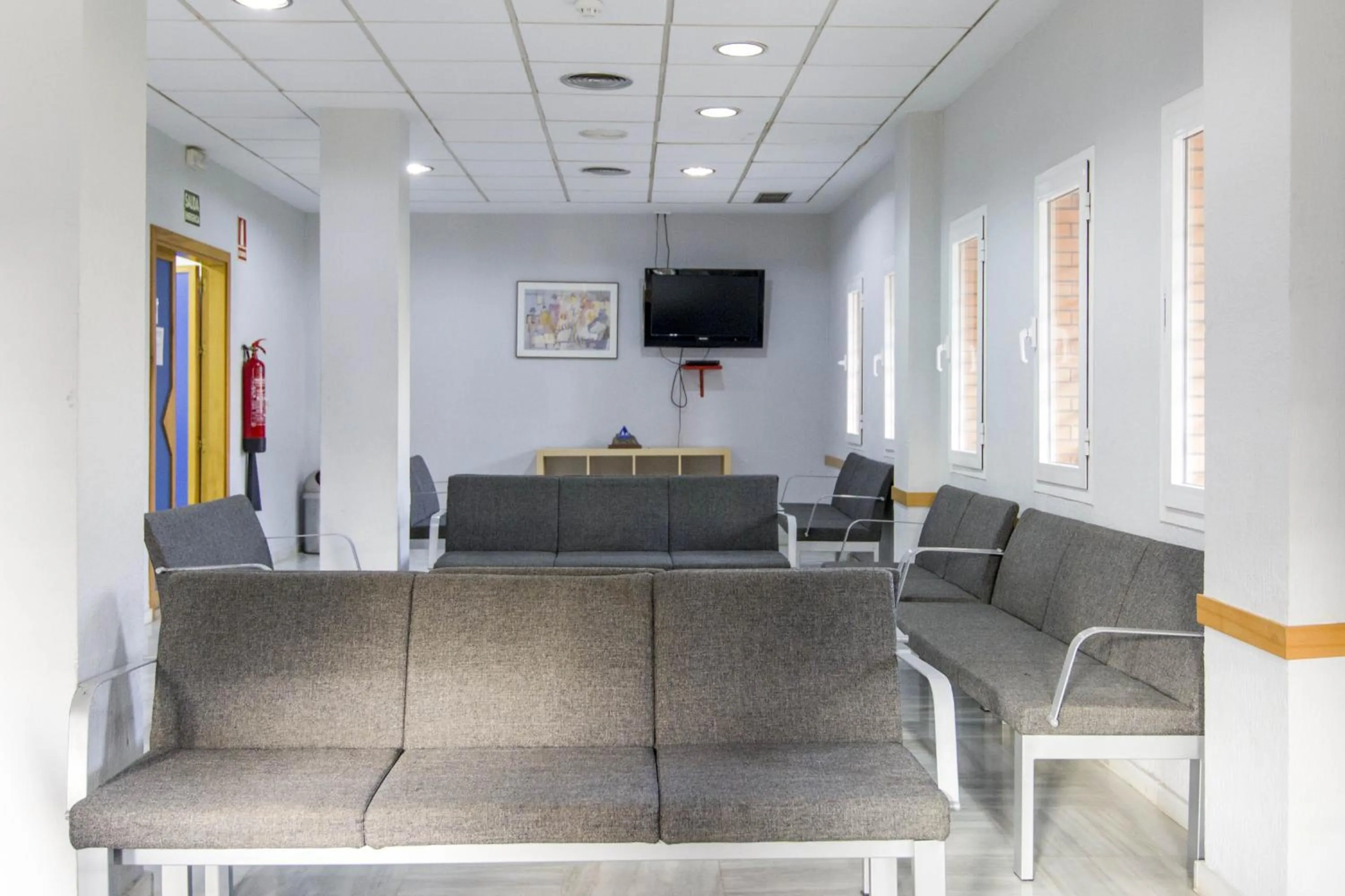 Communal lounge/ TV room in Albergue Inturjoven Sevilla