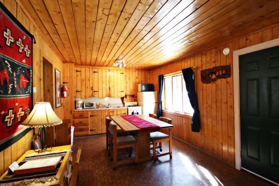 Kitchen or kitchenette in Three Bears Lodge