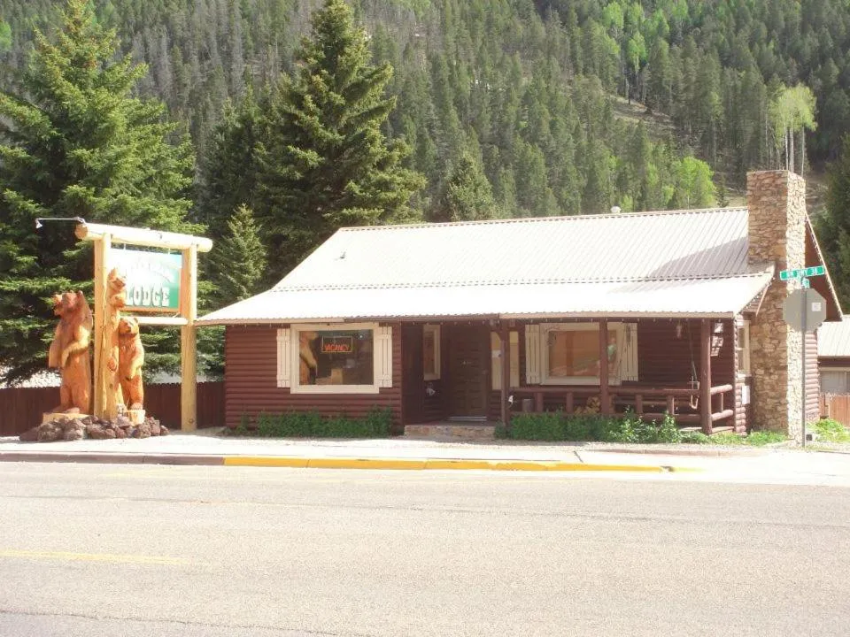 Facade/entrance in Three Bears Lodge