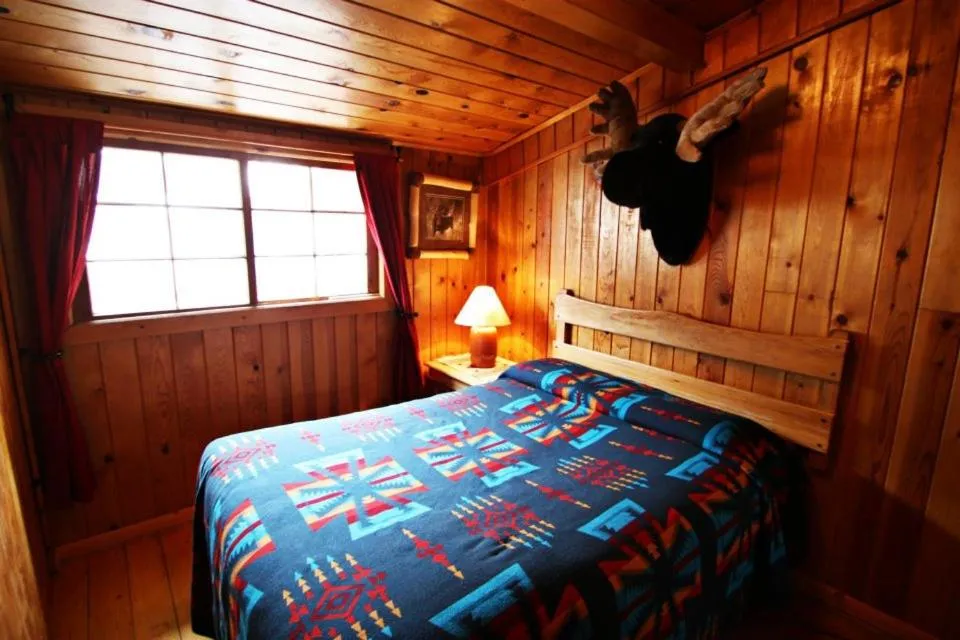 Bedroom, Bed in Three Bears Lodge