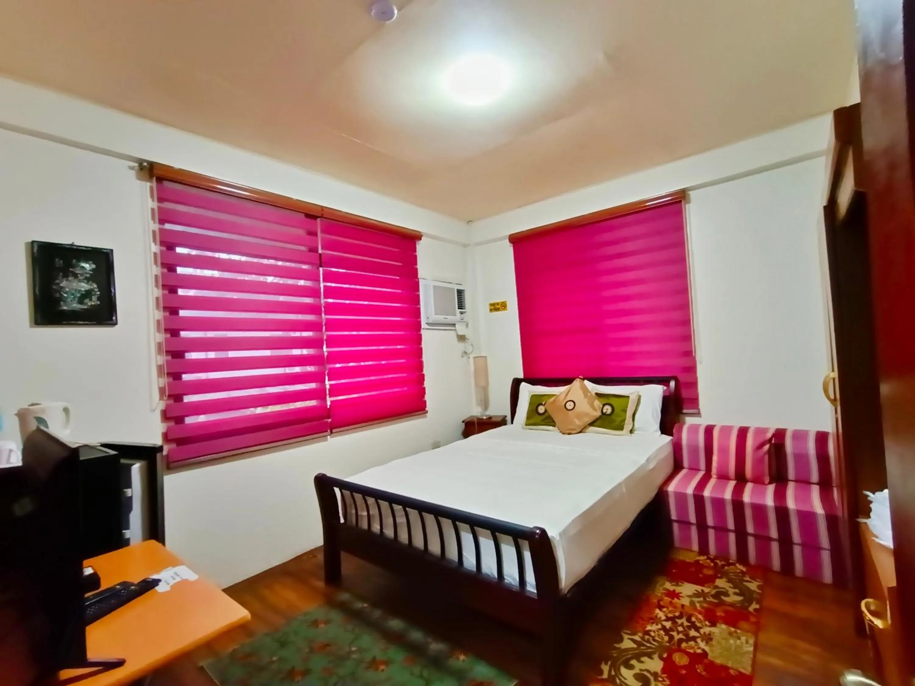 Bedroom, Bed in Monte Rio Gardens Bed & Breakfast