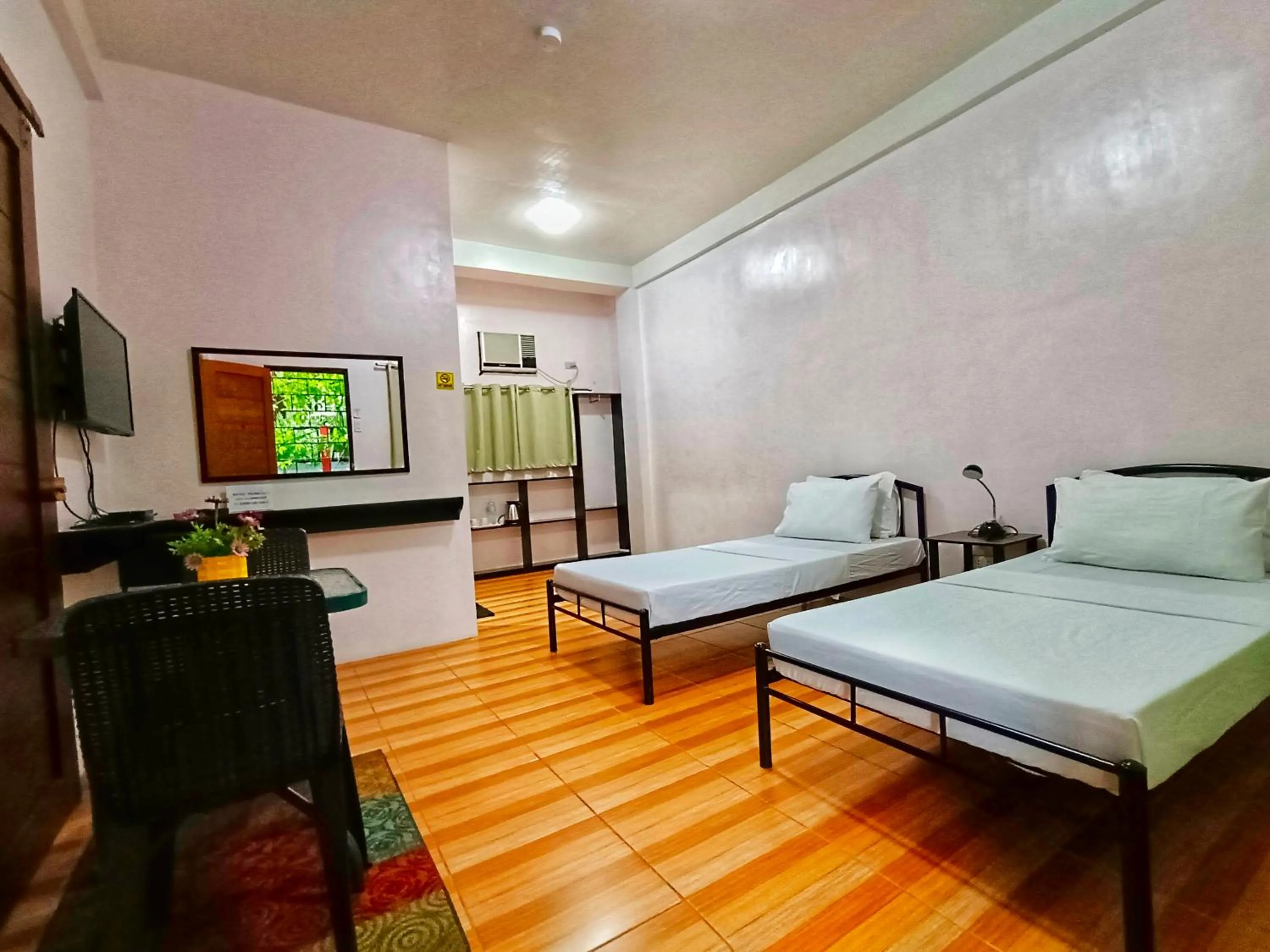 Photo of the whole room, Bed in Monte Rio Gardens Bed & Breakfast