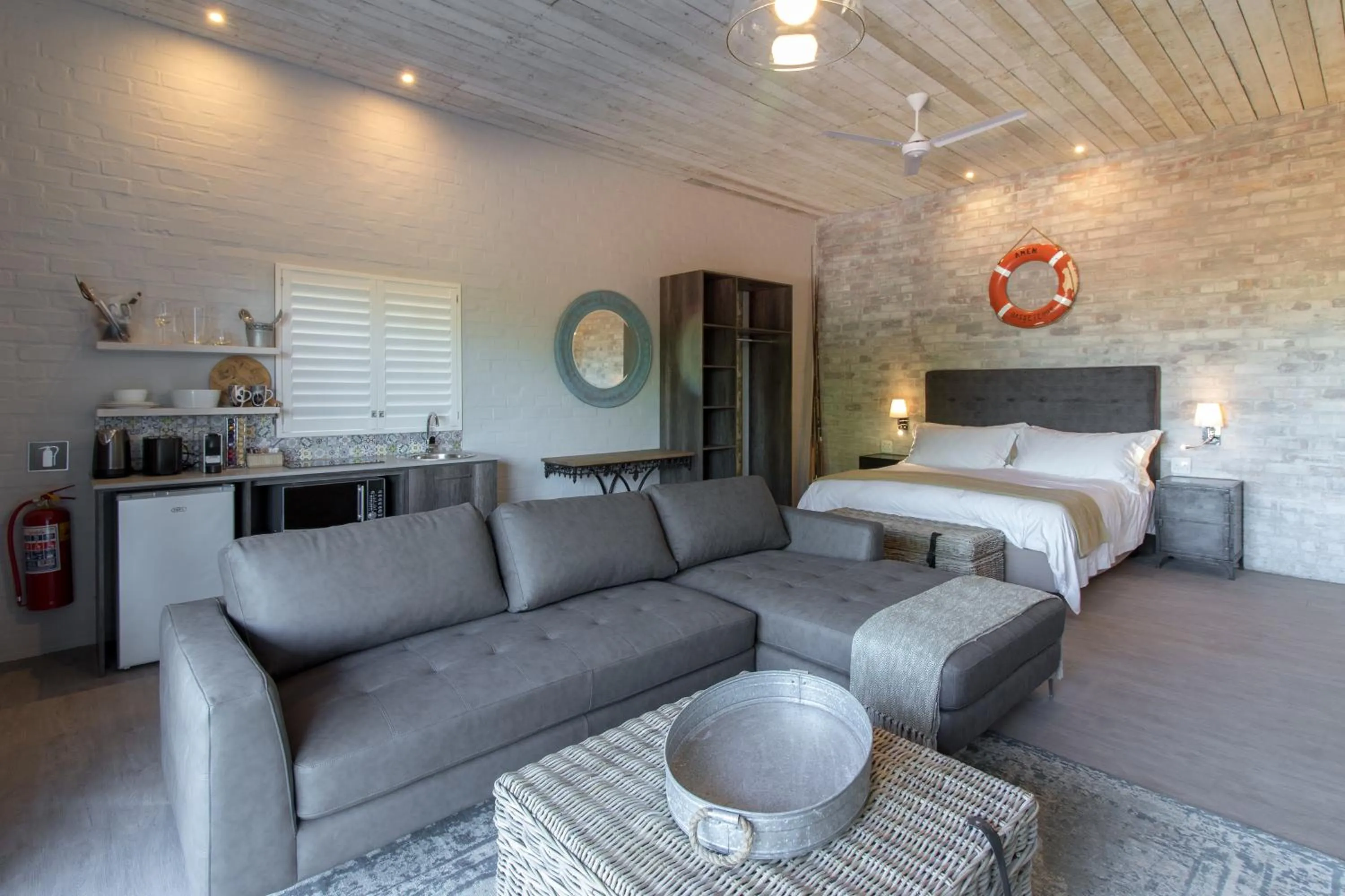 Kitchen or kitchenette, Bed in The Quarter Deck